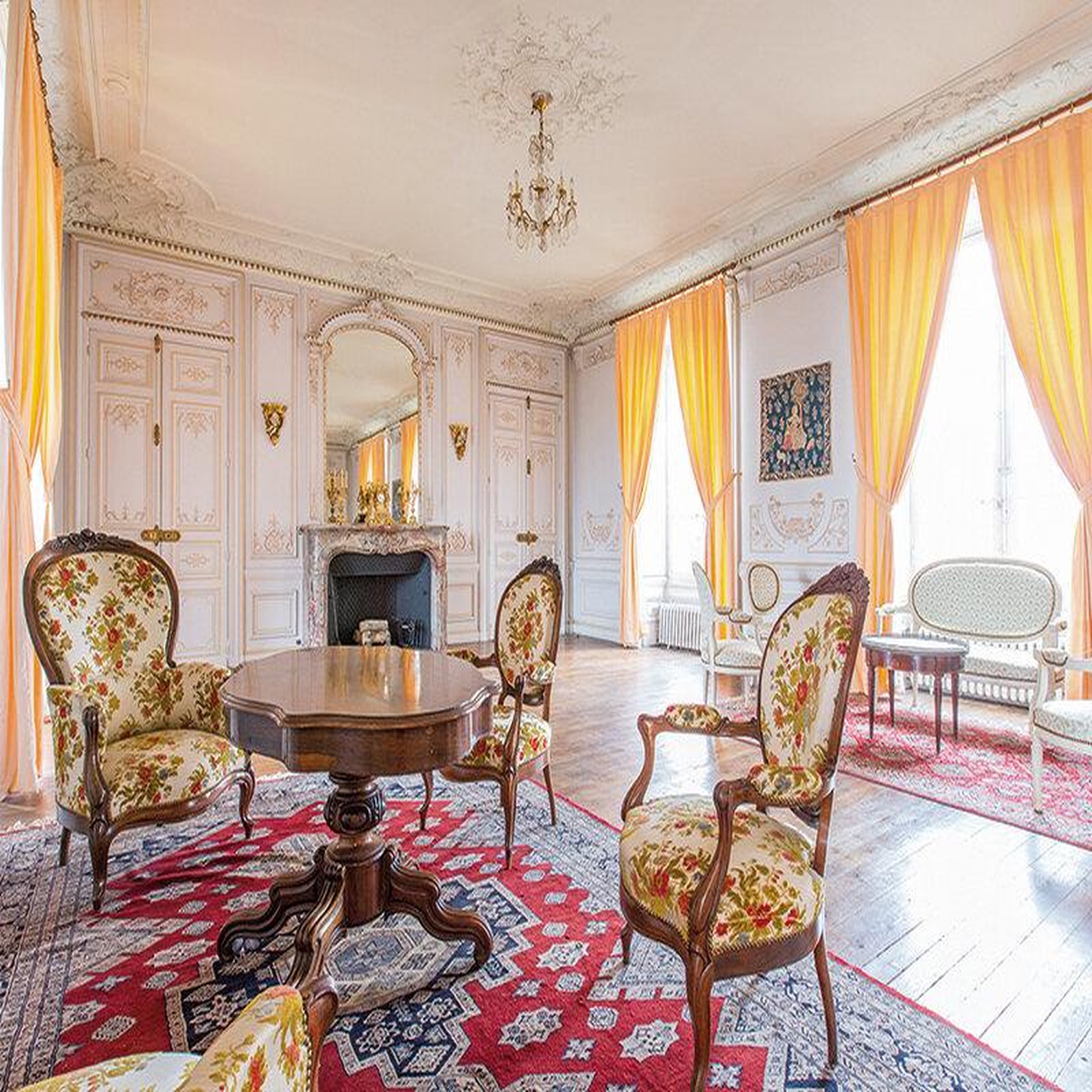 Voir la diapositive 2 : Smartbox Escapade de 2 jours dans un château avec dîner, champagne et visite, près de bourges - coffret cadeau séjour