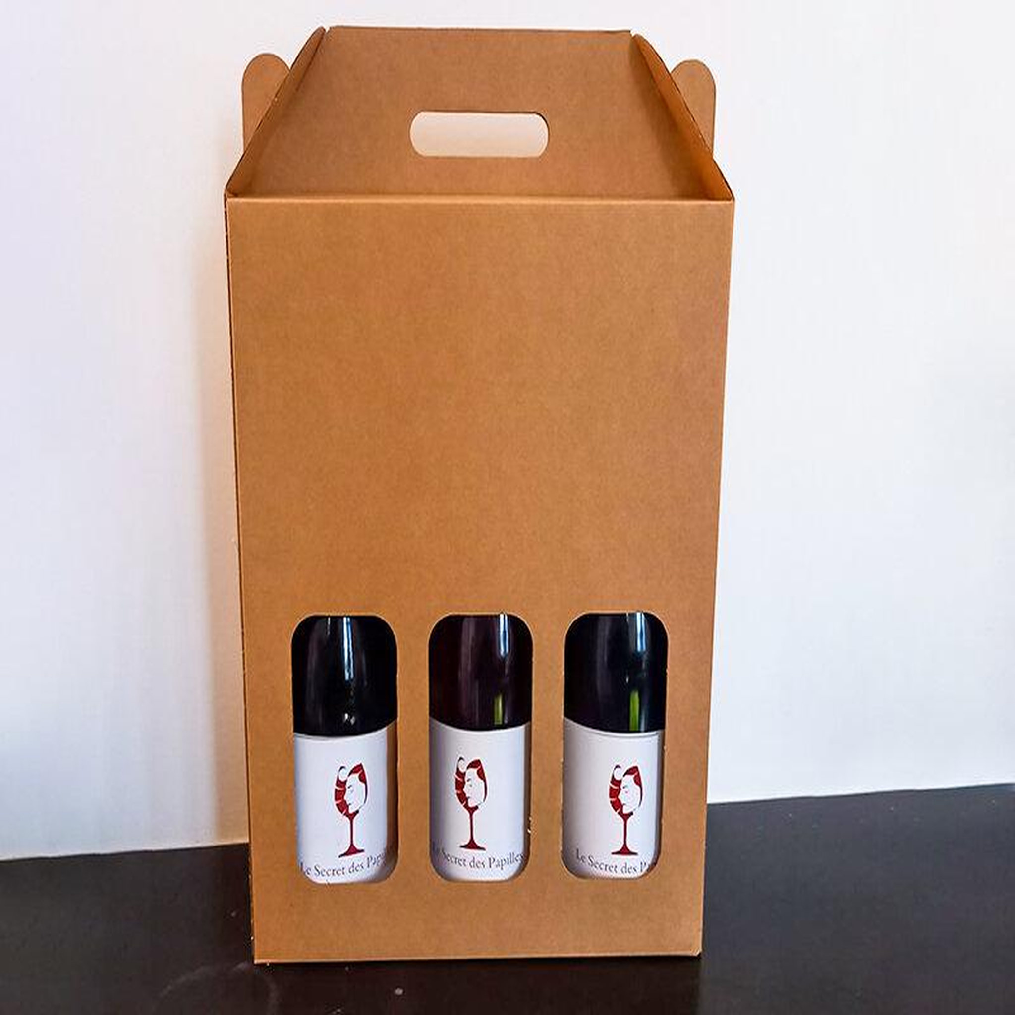 Voir la diapositive 4 : Smartbox Séance d'œnologie en visioconférence avec 3 bouteilles de vin livrées à domicile - Coffret Cadeau Gastronomie