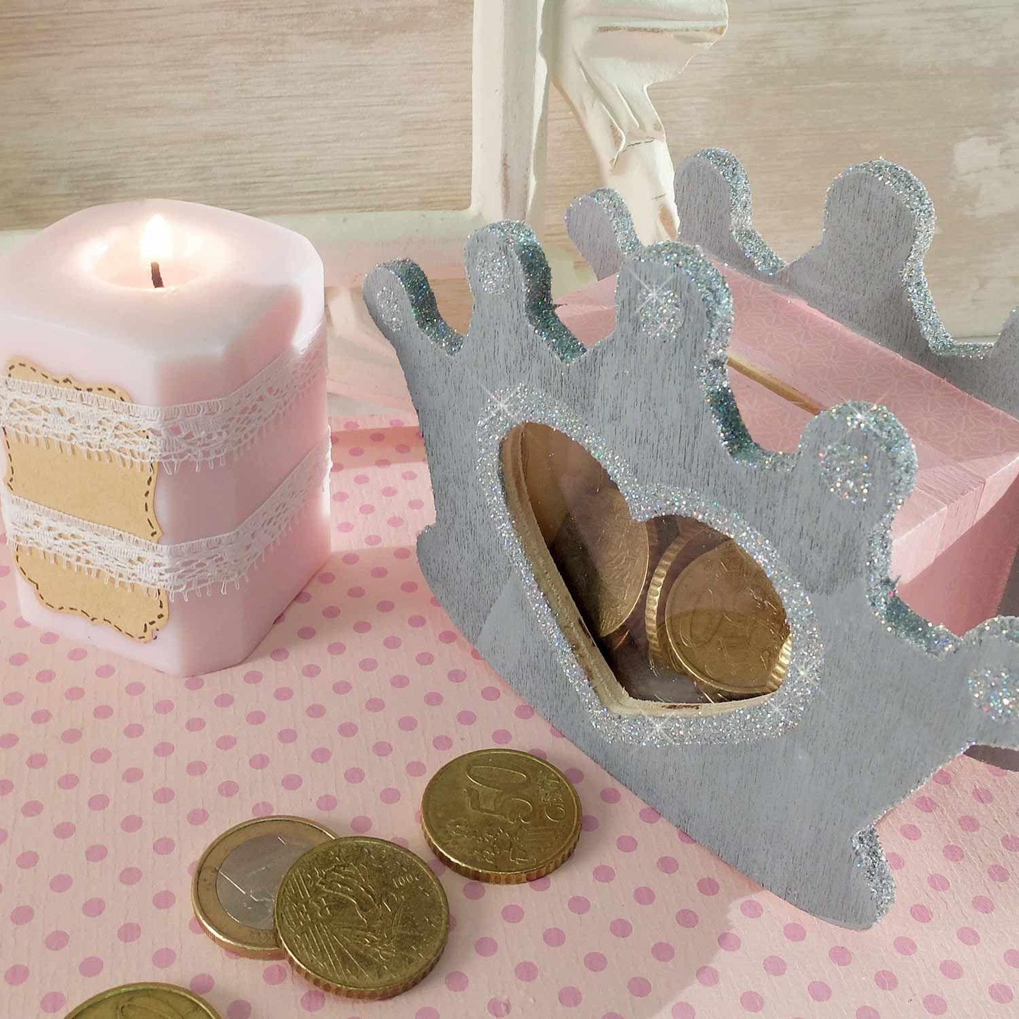 Voir la diapositive 3 : Graine créative Tirelire couronne coeur 12 x 9 cm