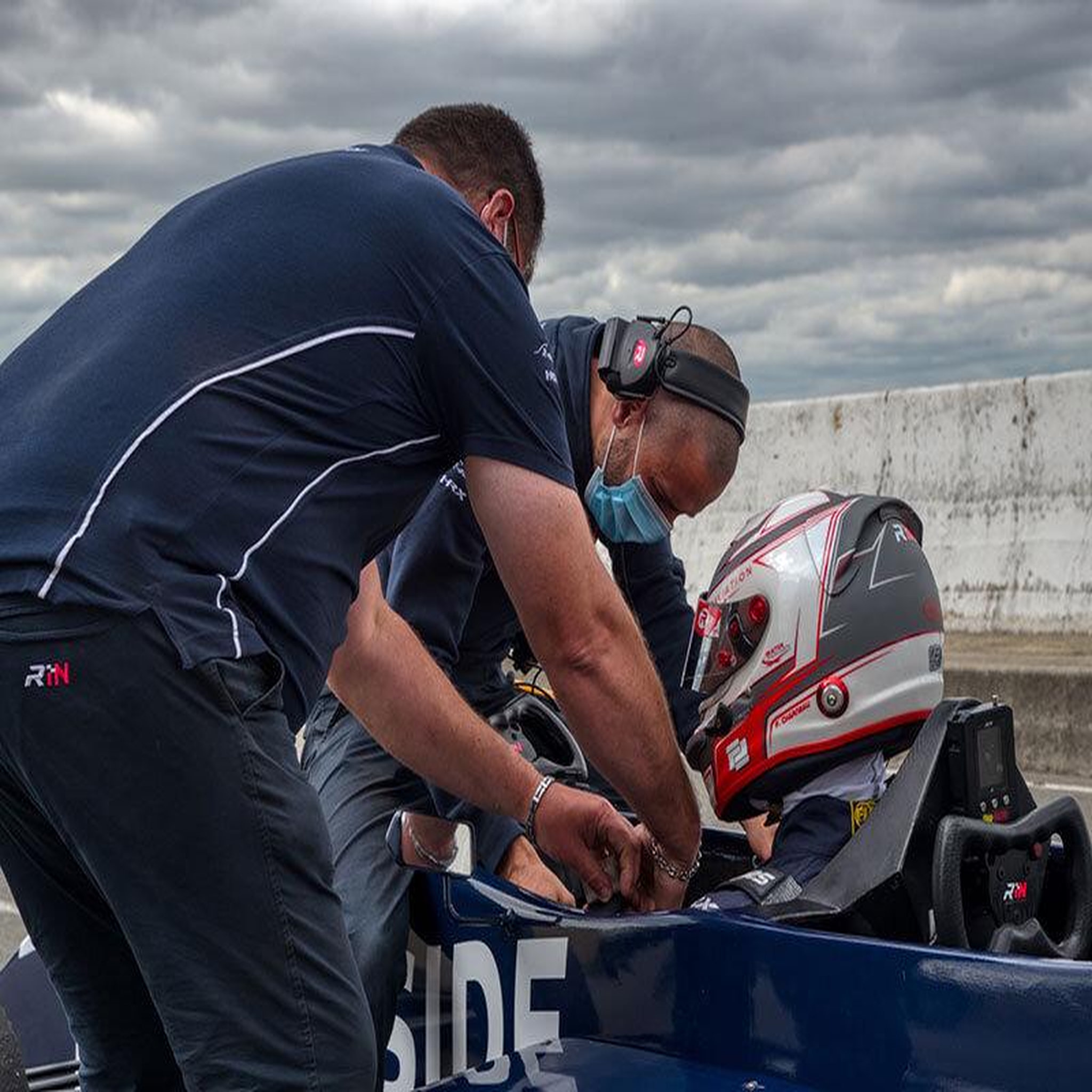 Voir la diapositive 2 : Smartbox Stage de pilotage : 5 tours sur le circuit de Fontenay-le-Comte en Formule Renault 2.0 - Coffret Cadeau Sport & Aventure