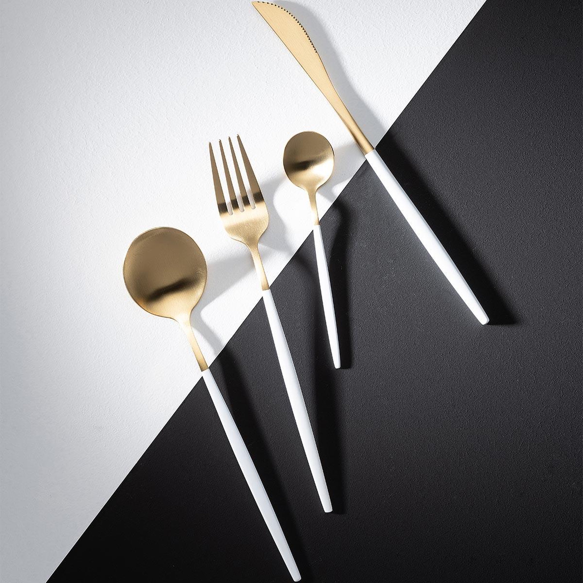 Voir la diapositive 2 : J-LINE Ménagère 24 Pièces en Inox  Mat  27cm Blanc & Or