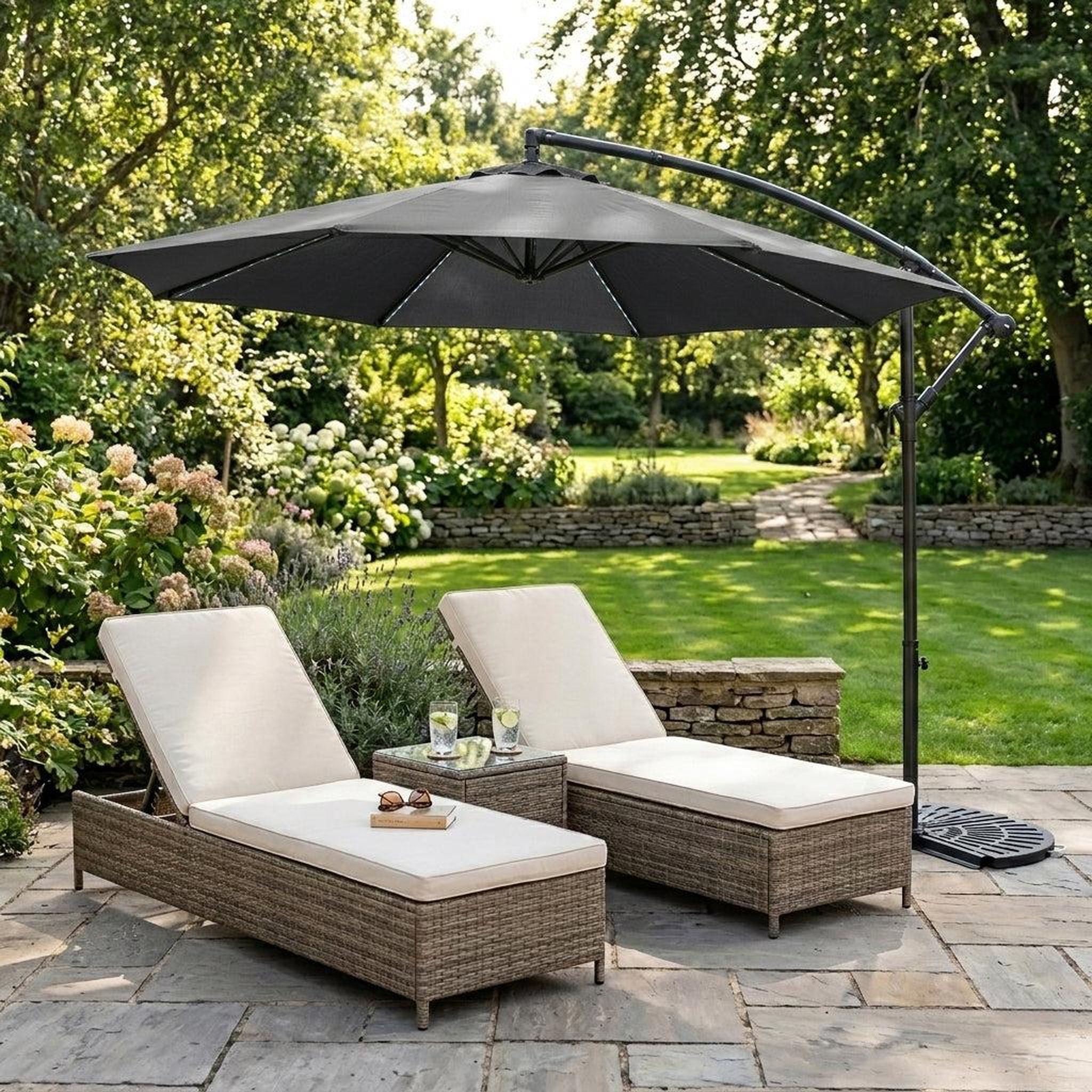 Voir la diapositive 4 : Monster Parasol Banane à Mât Déporté à LED 3 m & 2 Pieds en Éventail