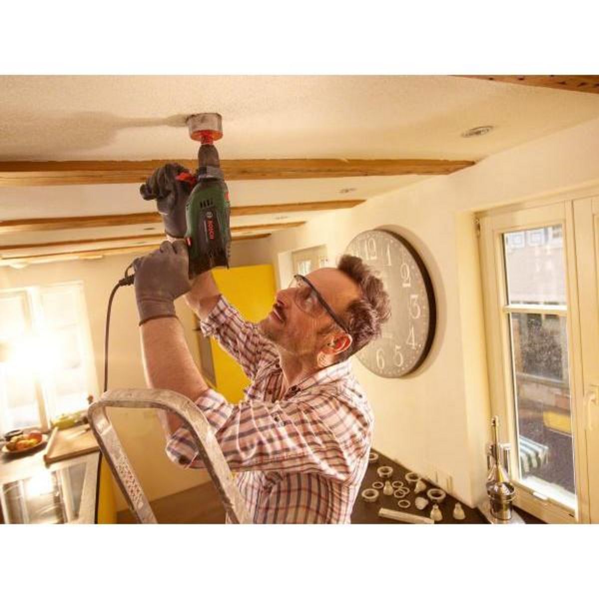 BOSCH Perceuse a percussion filaire Bosch - UniversalImpact 800 (800W, béton 14mm, bois 30mm, livré avec accessoires)