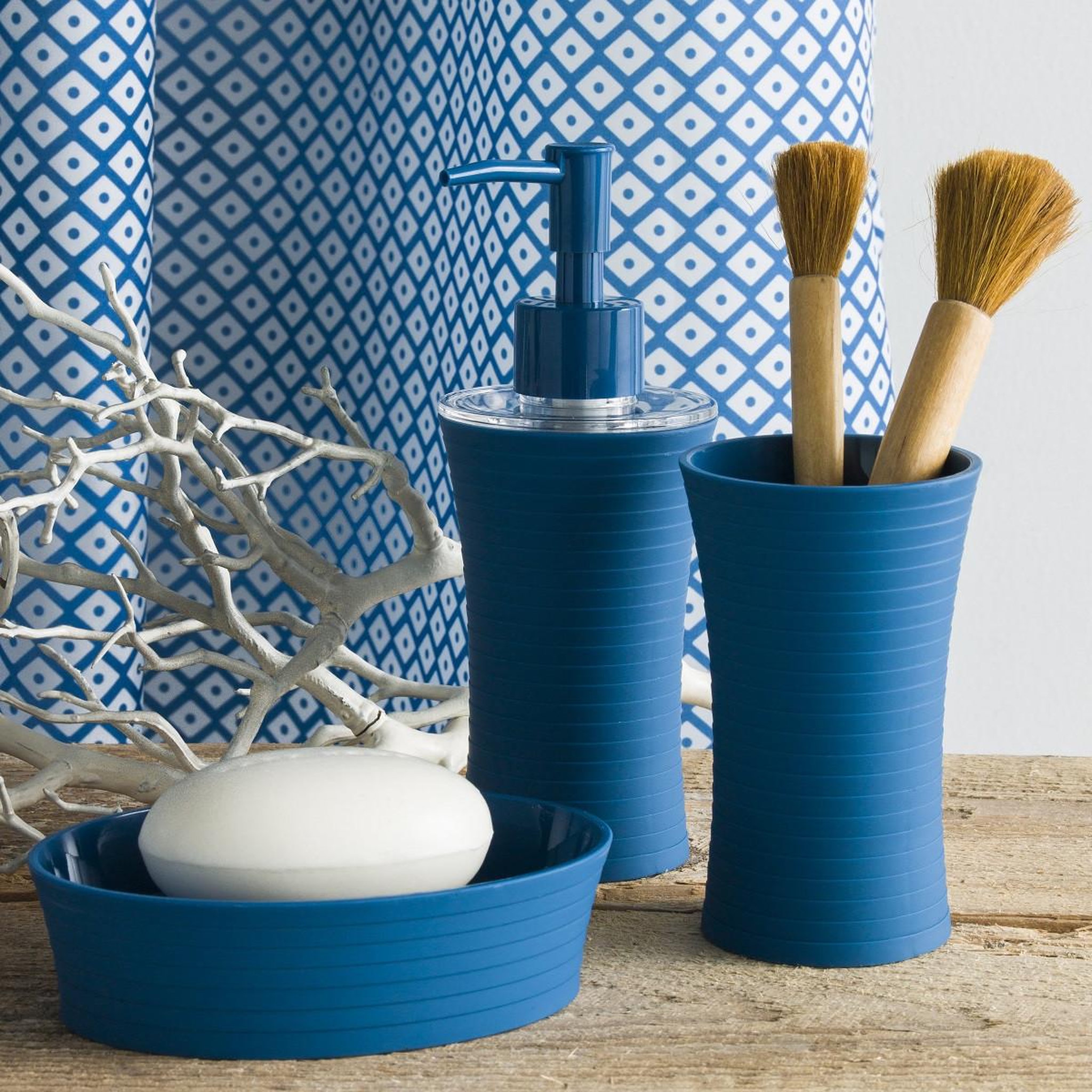 Voir la diapositive 4 : GUY LEVASSEUR Distributeur de savon en polystyrène DESIGN