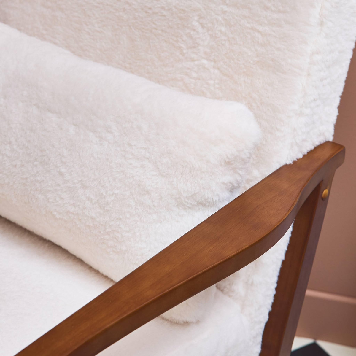 SWEEEK Fauteuil scandinave bois d'hévéa teinté noyer et tissu effet fausse fourrure