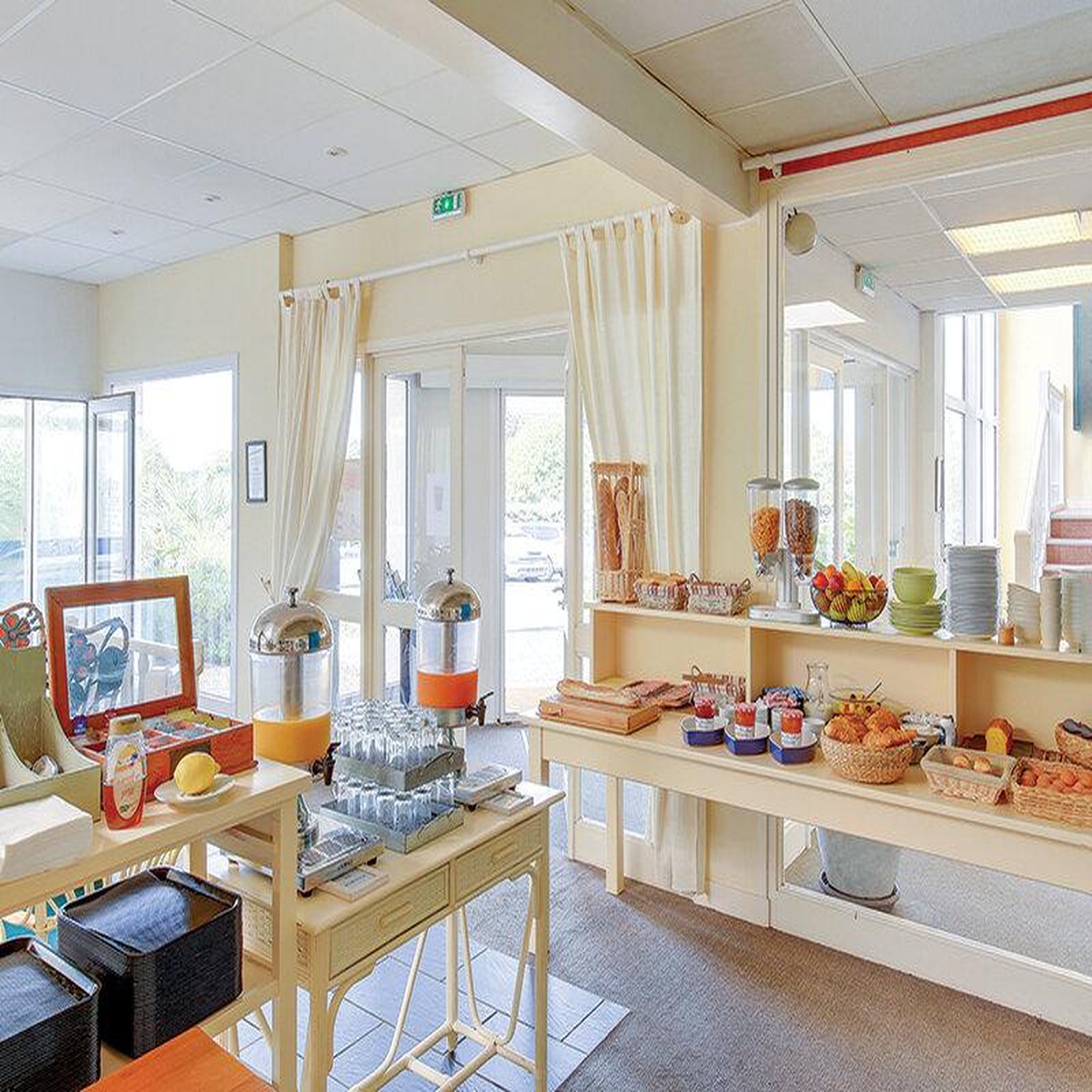 Voir la diapositive 2 : Smartbox Escale bretonne en hôtel 3* avec croisière au large de la côte de granit rose - coffret cadeau séjour