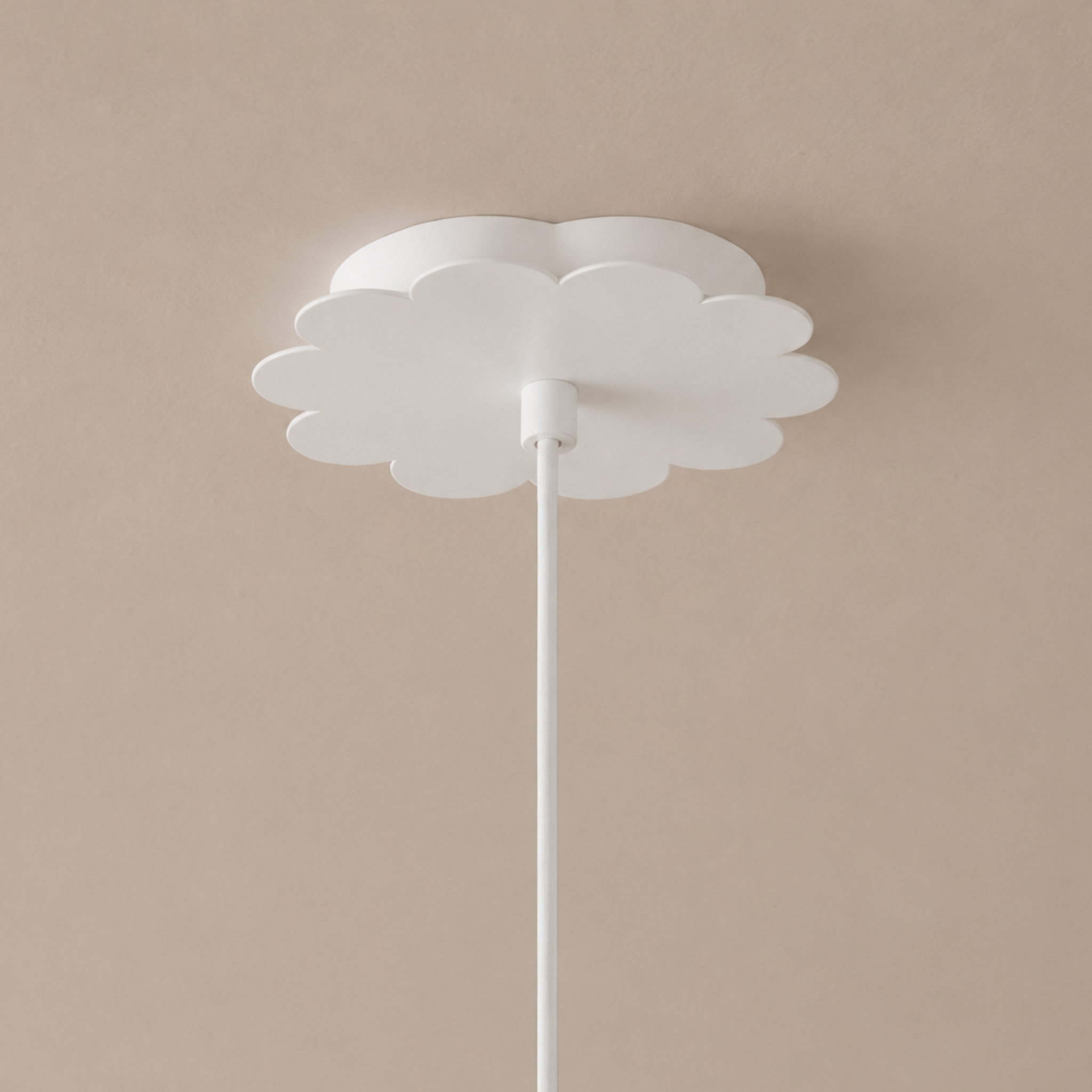Voir la diapositive 3 : MAISON PAVANE Suspension en métal blanc D30 cm-Flow