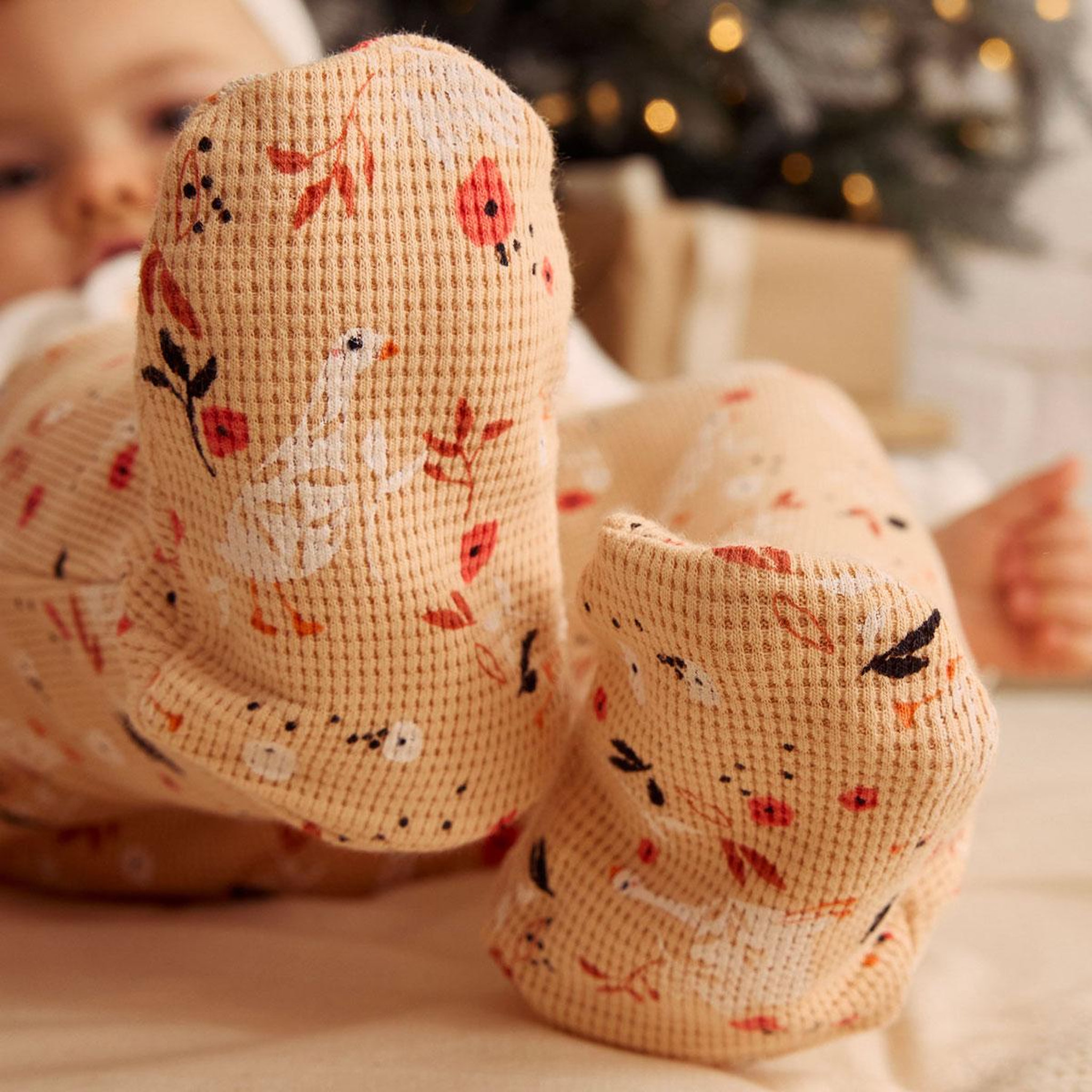 Voir la diapositive 6 : Petit Béguin Ensemble bébé gilet et pantalon en coton nid d'abeille Miss Plume