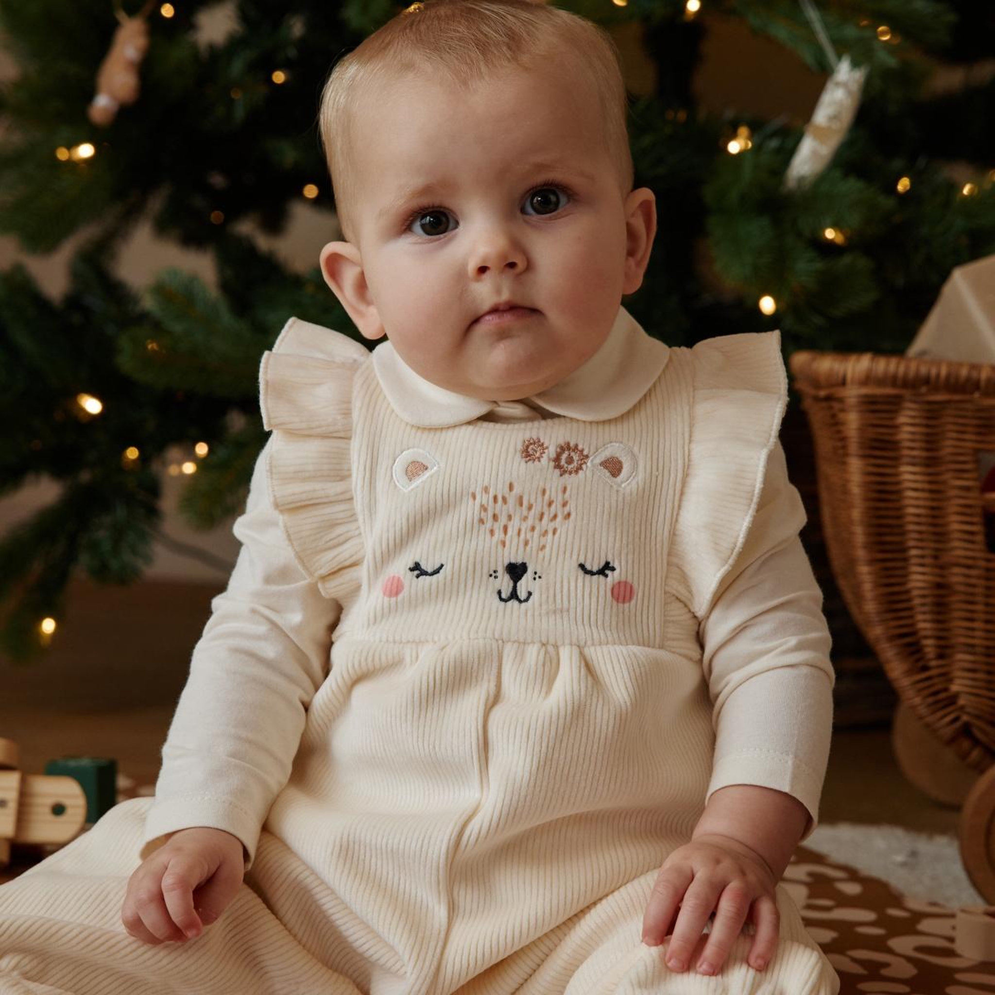 Voir la diapositive 6 : PETIT BEGUIN Ensemble salopette bébé en velours et t-shirt Neige