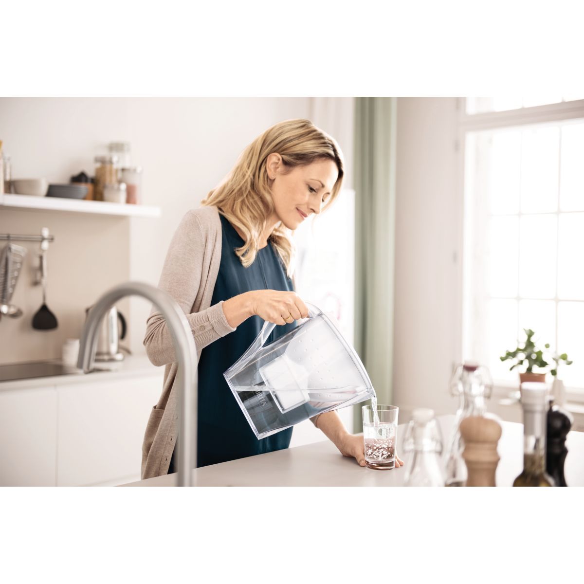 BRITA Carafe filtrante marella blanche + 1 bouteille isotherme bleu