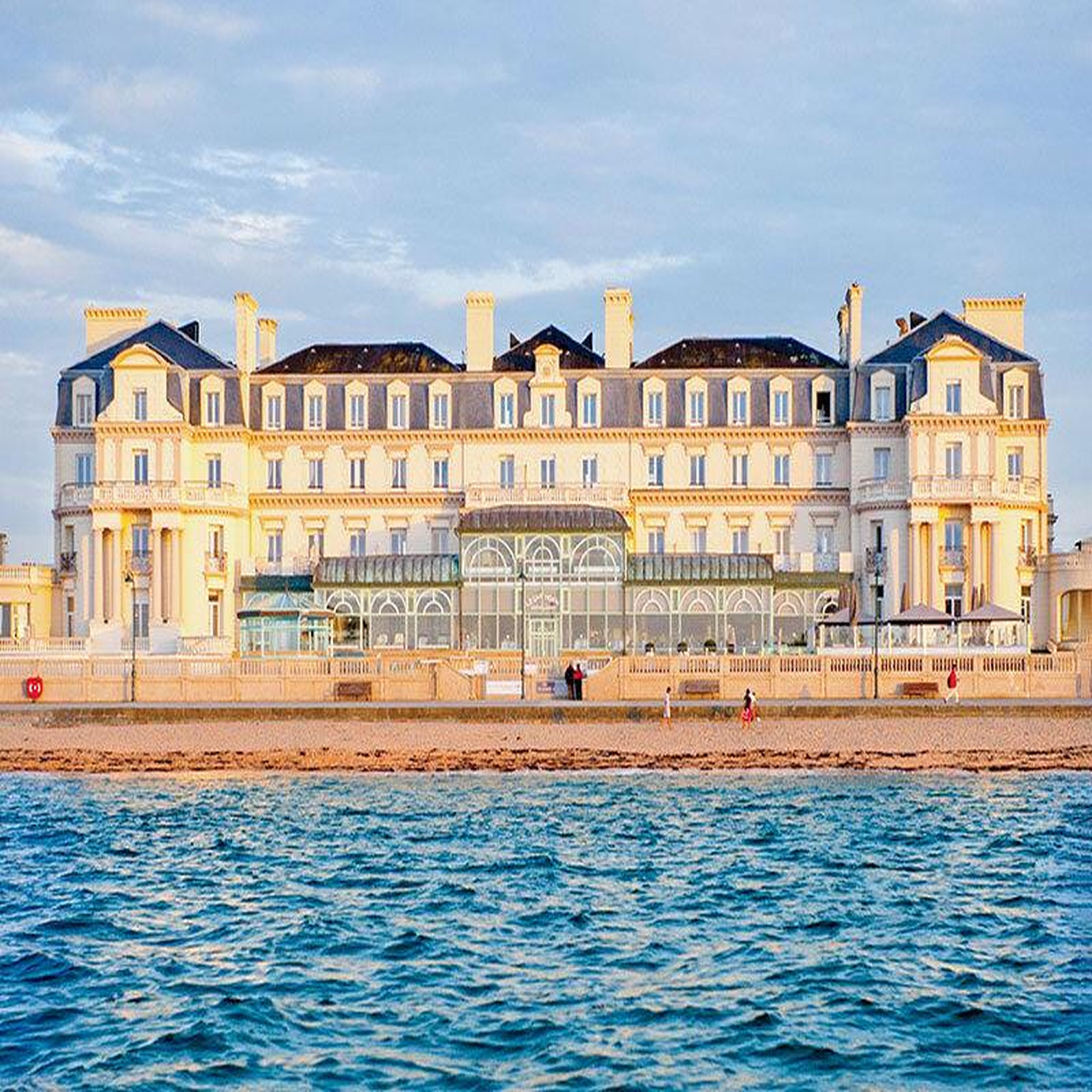 Voir la diapositive 2 : Smartbox Escapade bien-être 5* : 2 jours à saint-malo avec accès libre à l'espace détente - coffret cadeau séjour