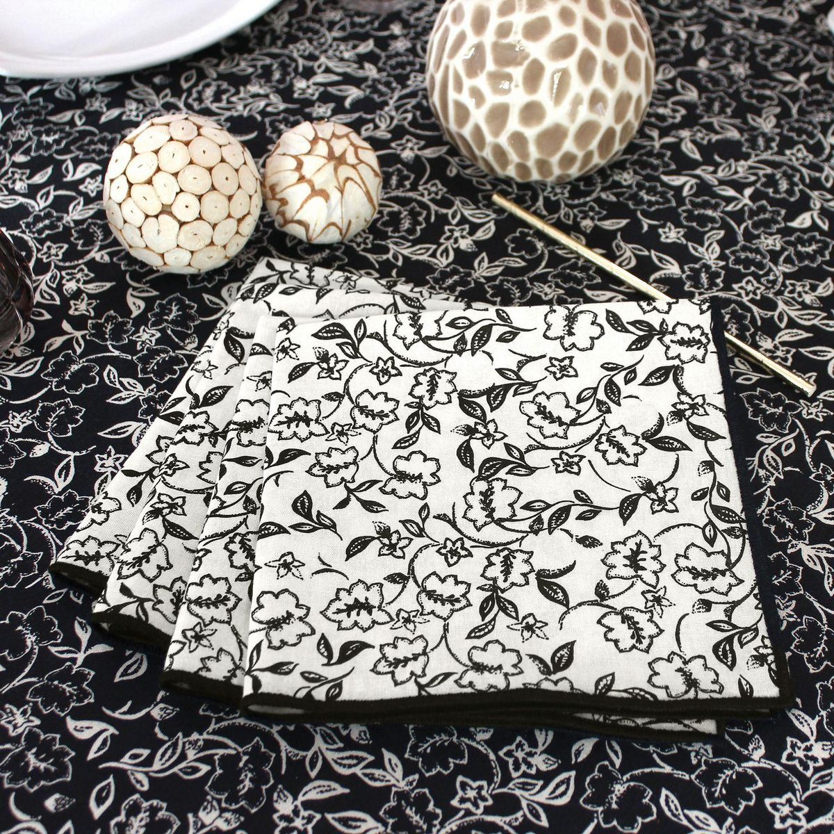 TOILINUX Lot de 4 serviettes de table écrues avec lignes noires LINETTE - 40 x 40 cm