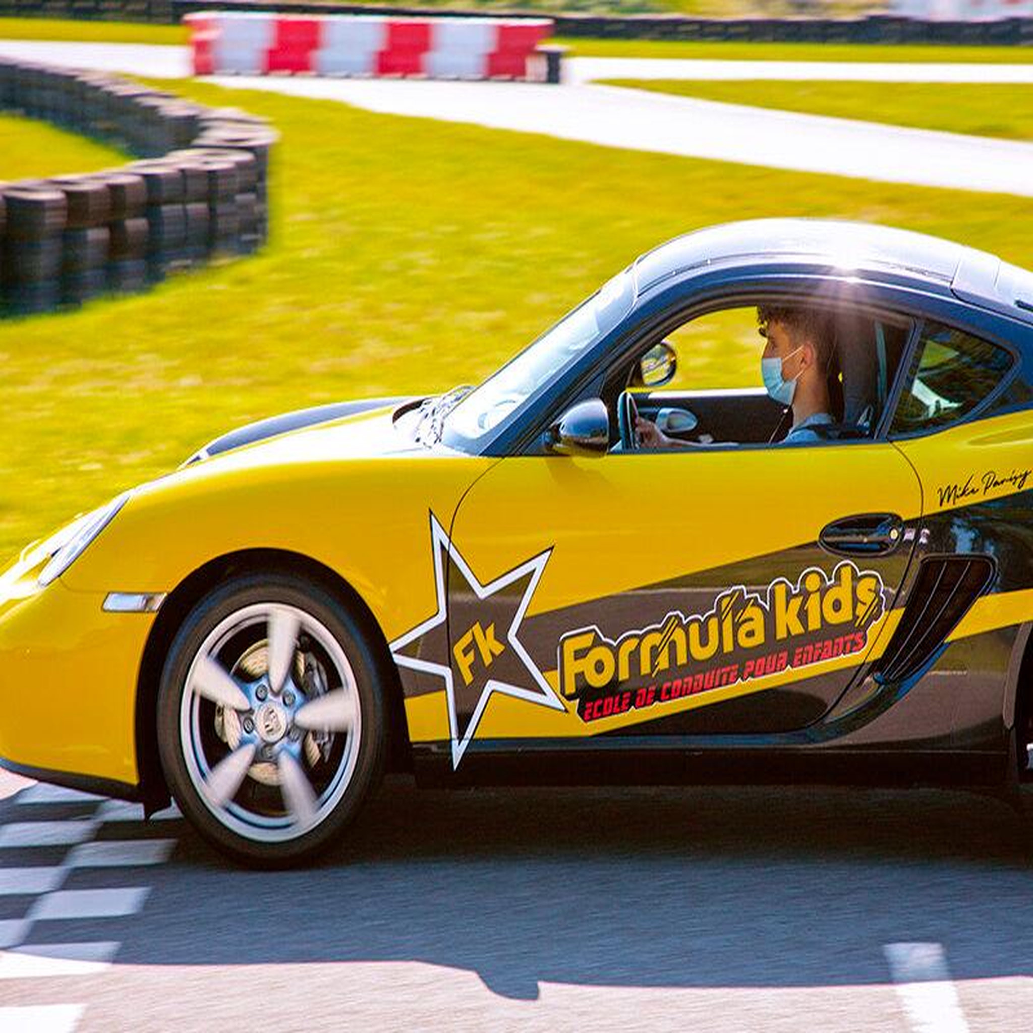 Voir la diapositive 3 : Smartbox Stage pilotage enfant : 3 tours de circuit au volant d'une Porsche Cayman - Coffret Cadeau Sport & Aventure