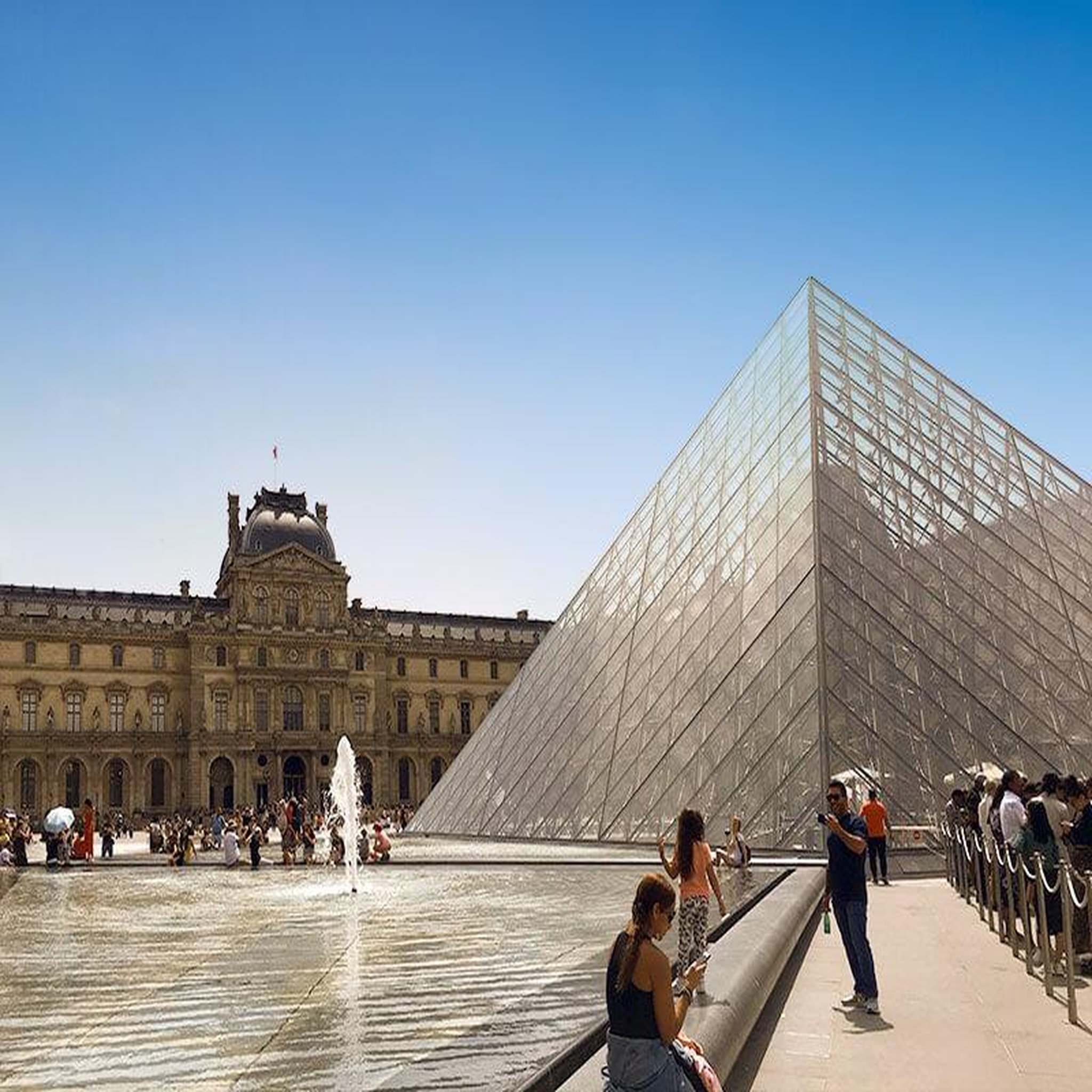 Voir la diapositive 2 : Smartbox Visite thématique du Louvre suivie d'une dégustation de vins pour 2 - Coffret Cadeau Multi-thèmes