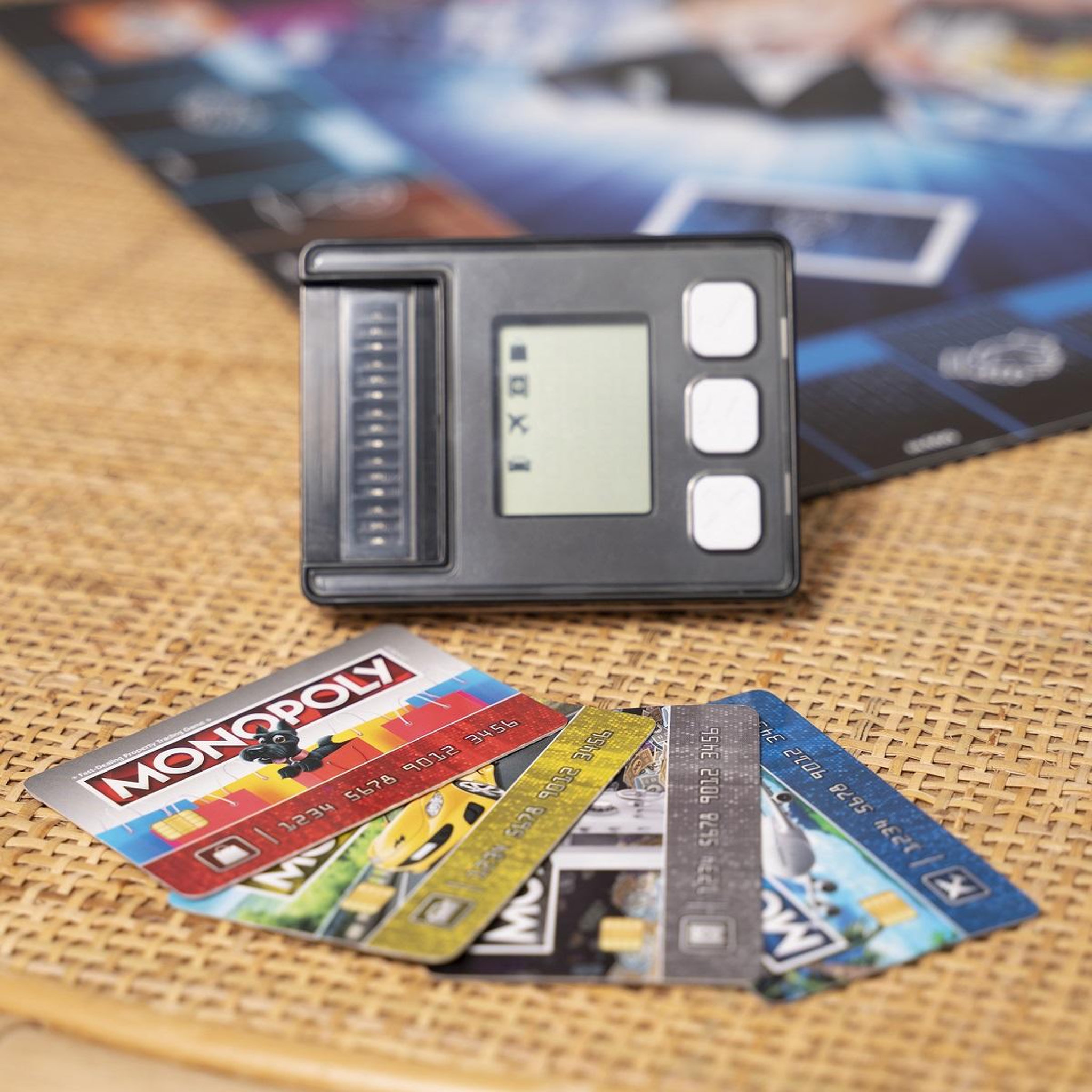 Voir la diapositive 6 : HASBRO Jeu Monopoly Super Electronique