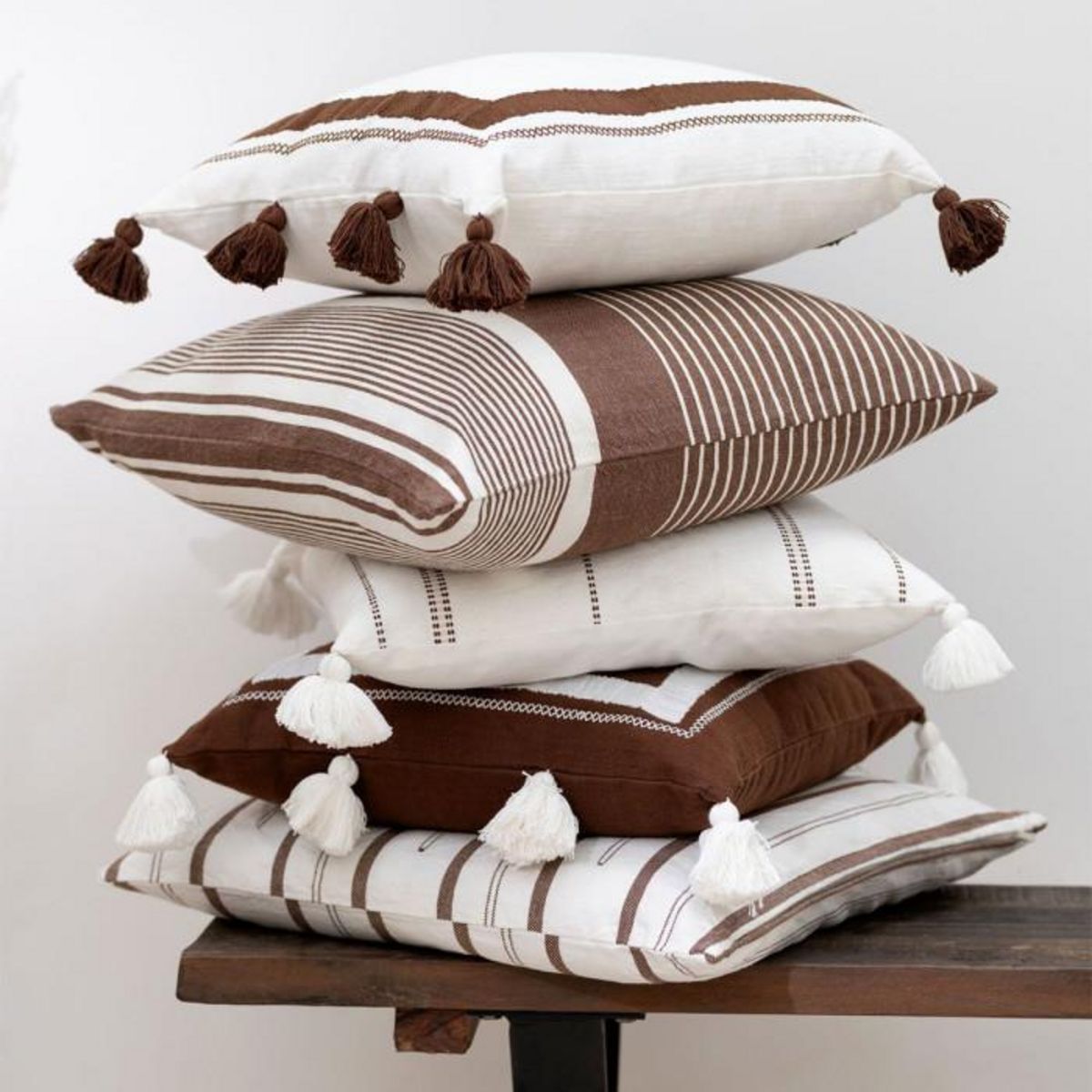 Paris Prix Coussin Déco Lignes  Iliana  50x50cm Blanc