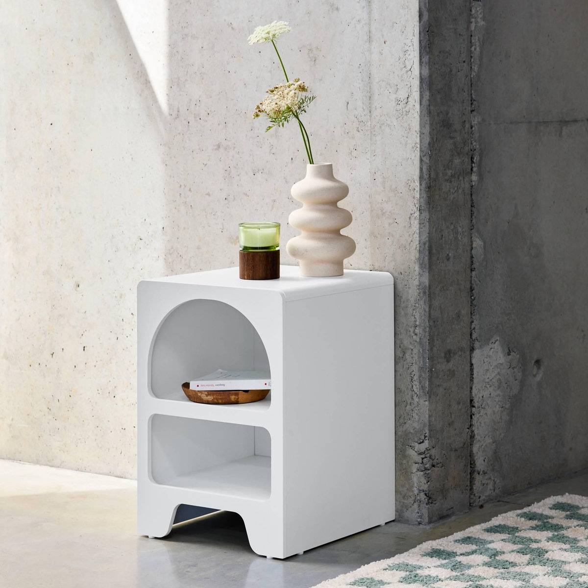 SWEEEK Table de chevet organique effet bois blanc. plusieurs niches 2 compartiments de rangement