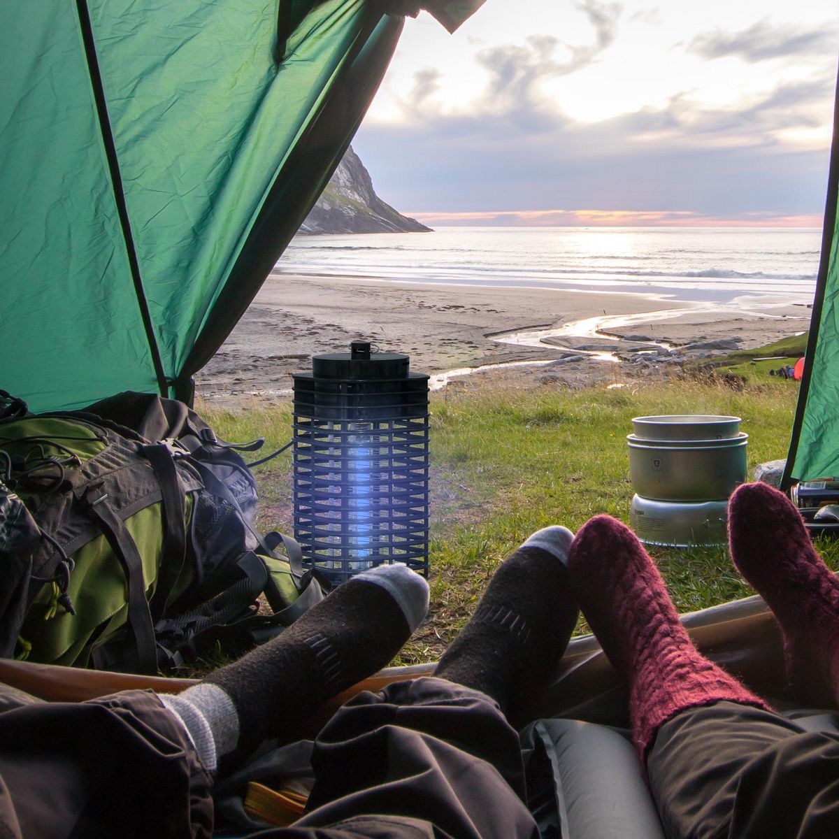 OUTSUNNY Outsunny Lampe anti-insectes anti moustique design lanterne tue mouche électrique destructeur d'insectes LED 3 W noir