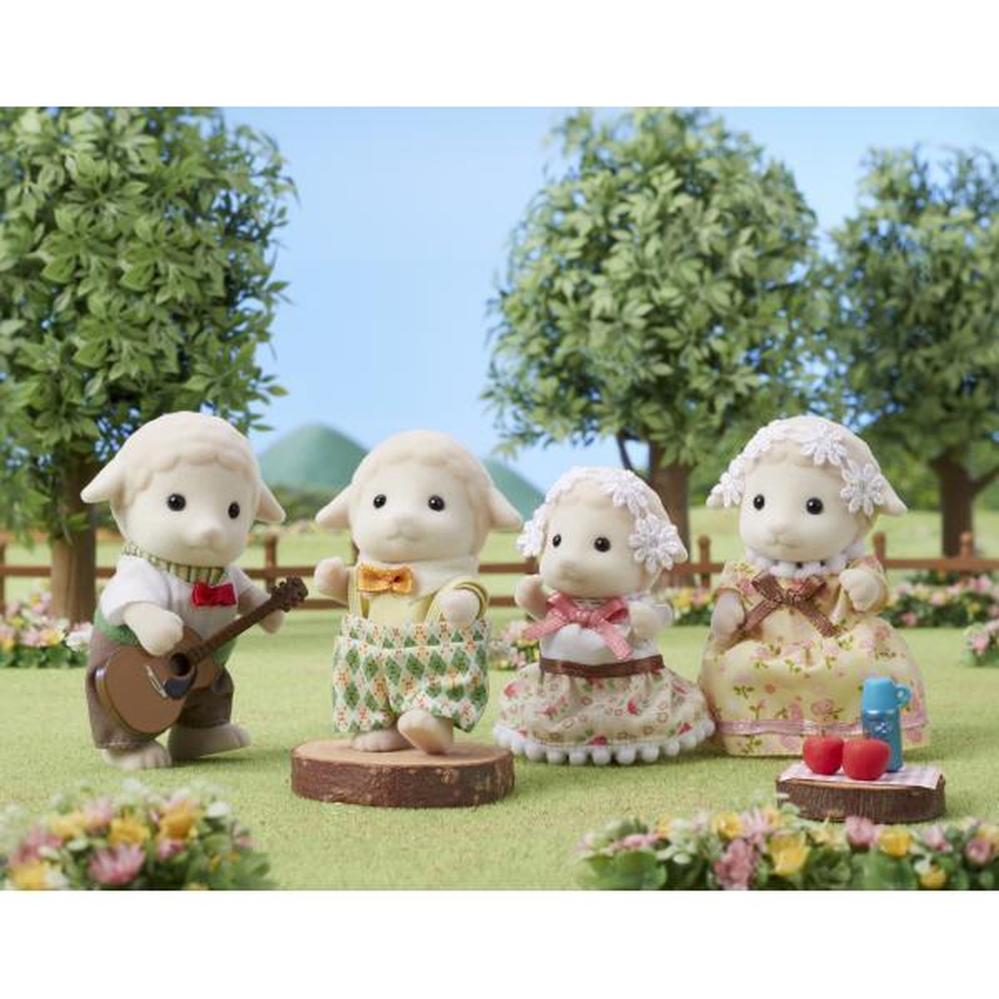 Voir la diapositive 4 : EPOCH SYLVANIAN FAMILIES - Famille mouton - 4 personnages articulés et habillés avec soin