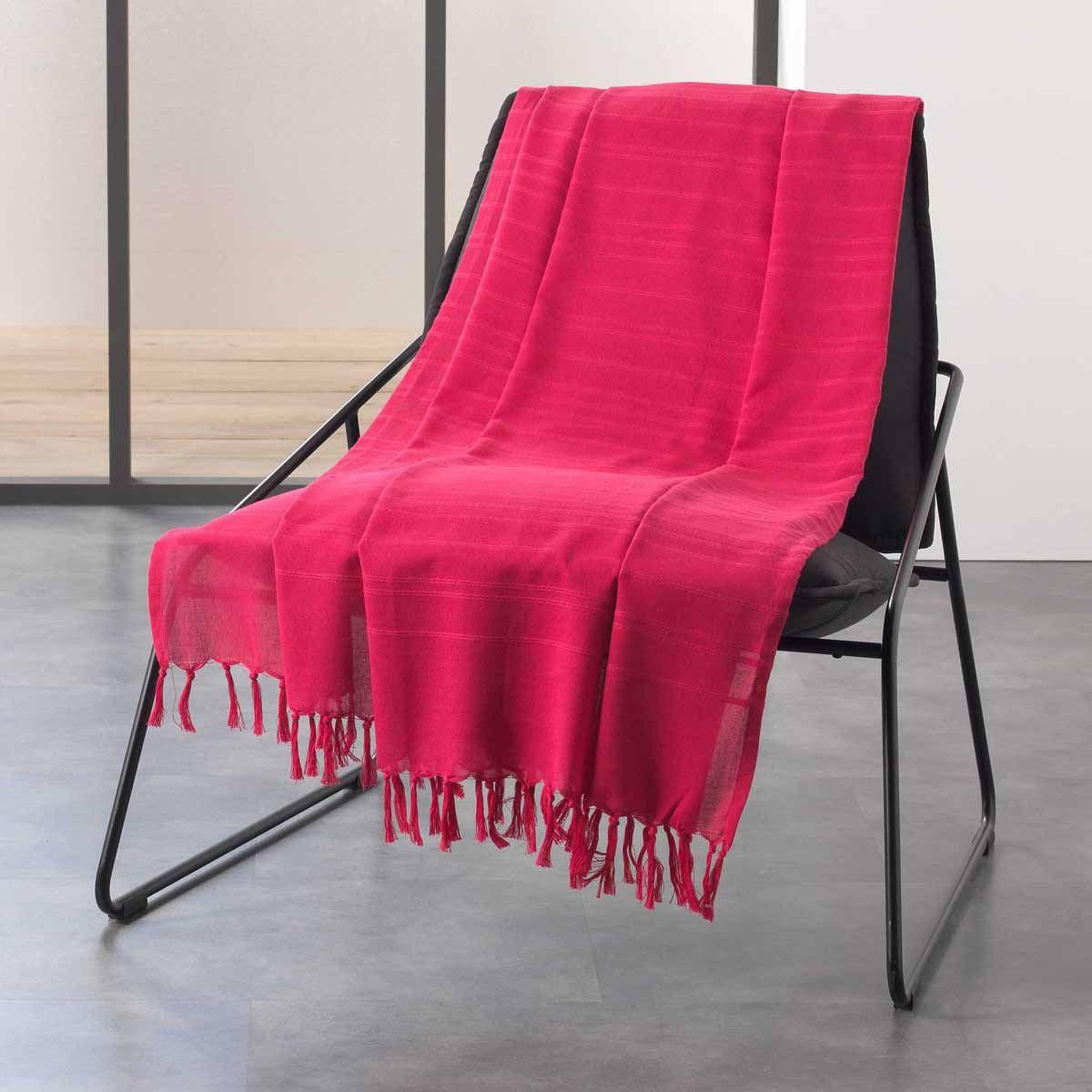 Voir la diapositive 4 : Douceur d'Intérieur Plaid uni à franges  lilia  150x150cm framboise