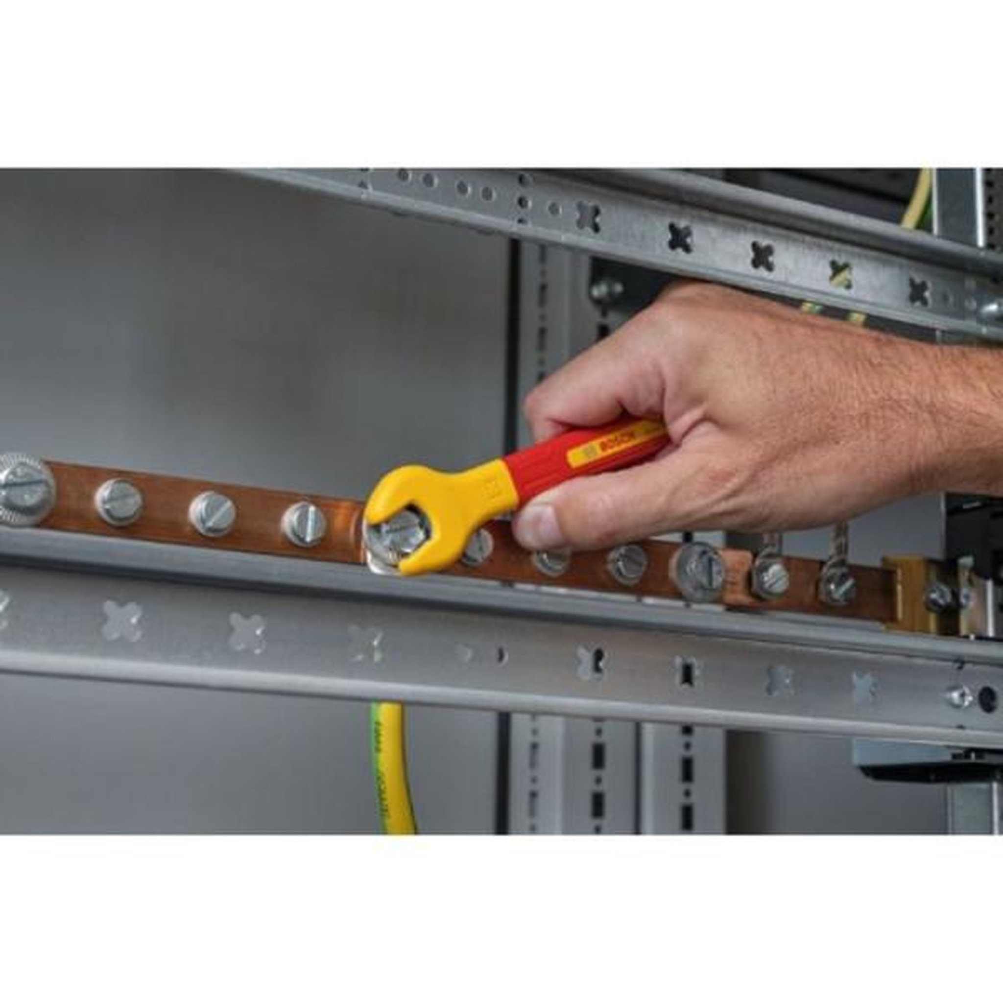 Voir la diapositive 4 : BOSCH Bosch professional set de clés plates vde (avec 4 clés plates : 8 mm, 10 mm, 13 mm et 17 mm, certifiées jusqu'a 1 000 v)