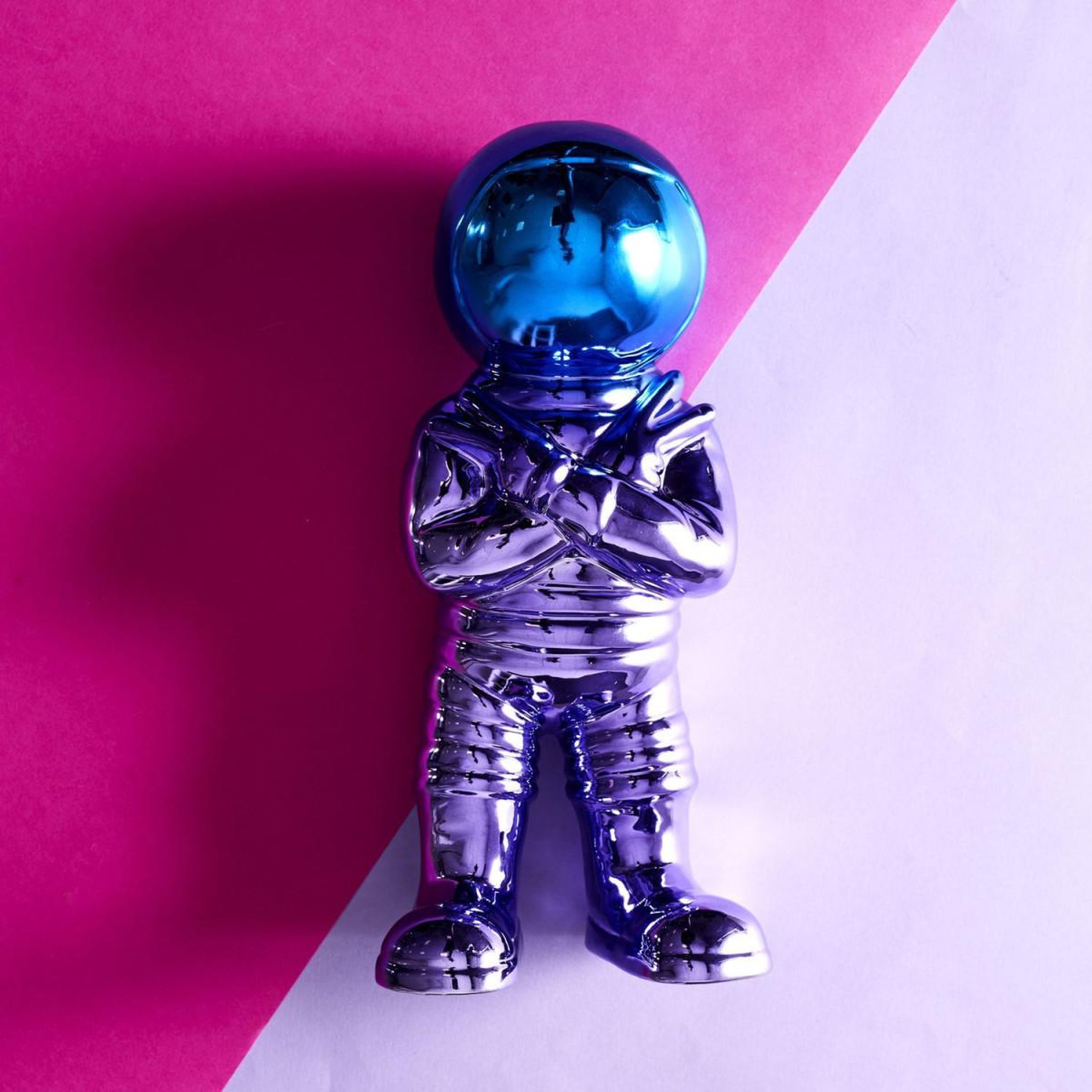 Voir la diapositive 4 : The Home Deco Factory Statuette astronaute  electroplate  33cm multicolore