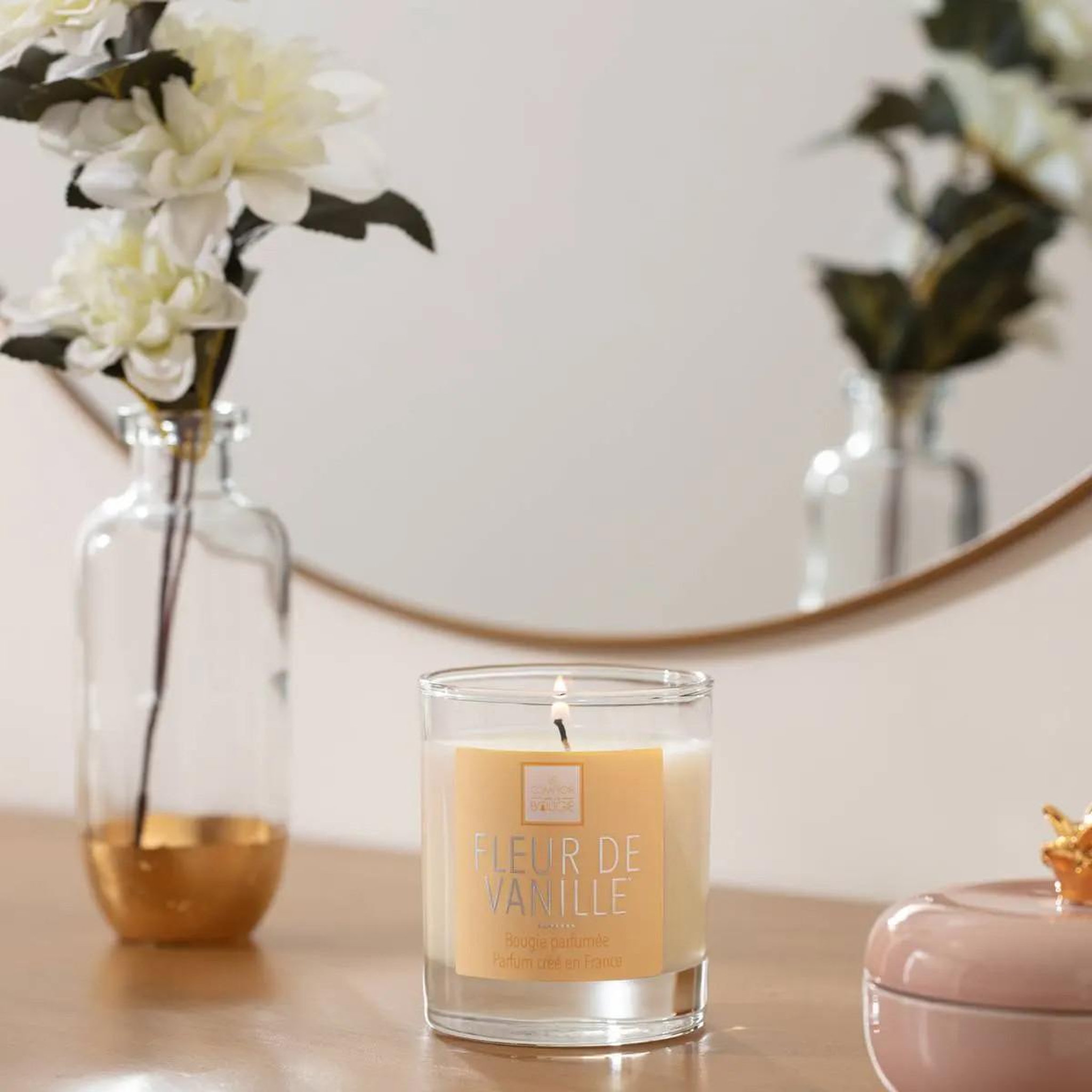 Voir la diapositive 3 : COMPTOIR DE LA BOUGIE Bougie parfumée  elea  190g fleur de vanille