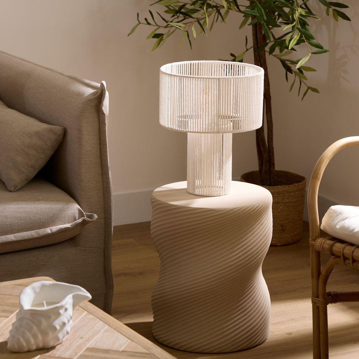 ATMOSPHERA Table à café torsadée ronde SADDLE - Beige