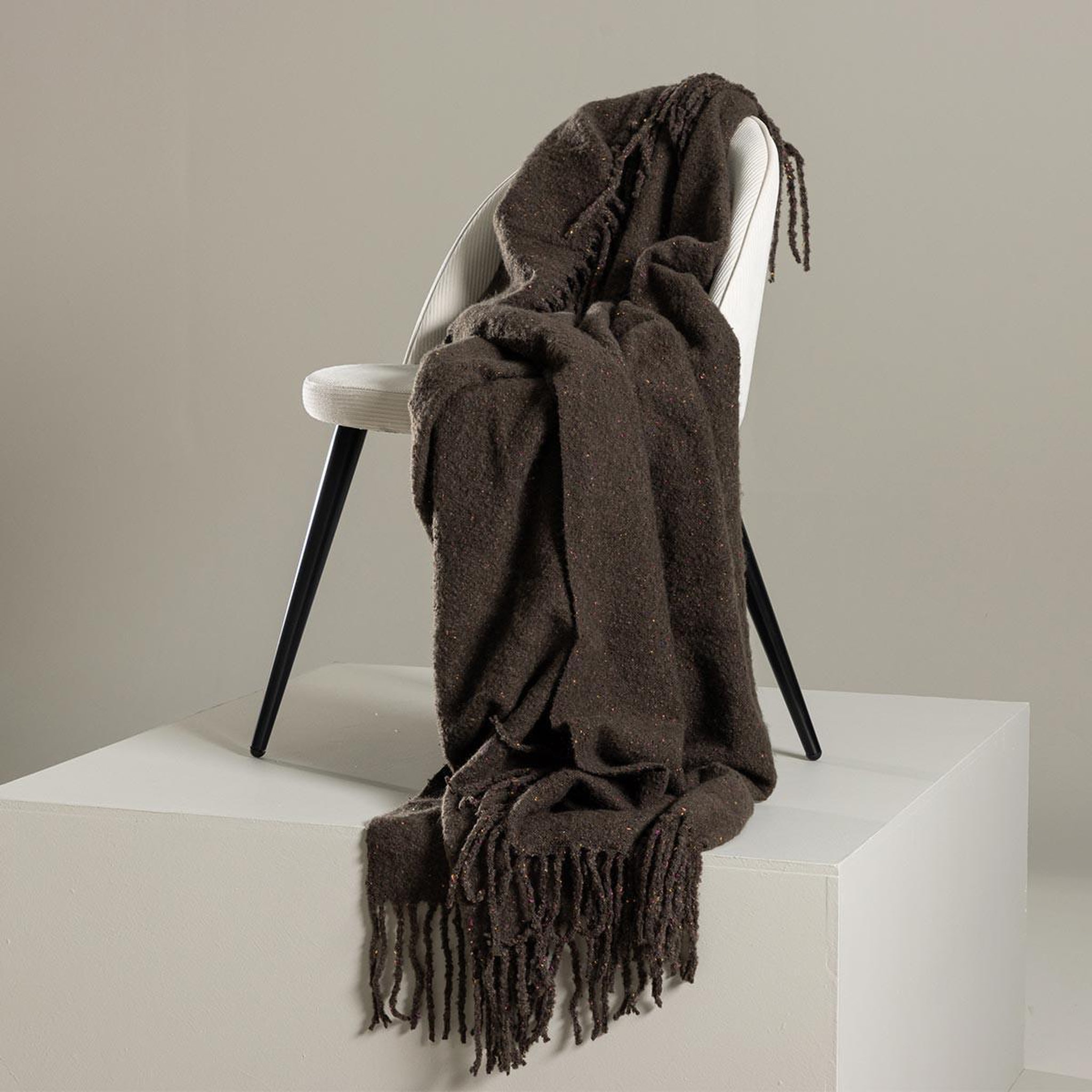 Voir la diapositive 5 : Paris Prix Plaid à franges  tilly  130x170cm gris foncé
