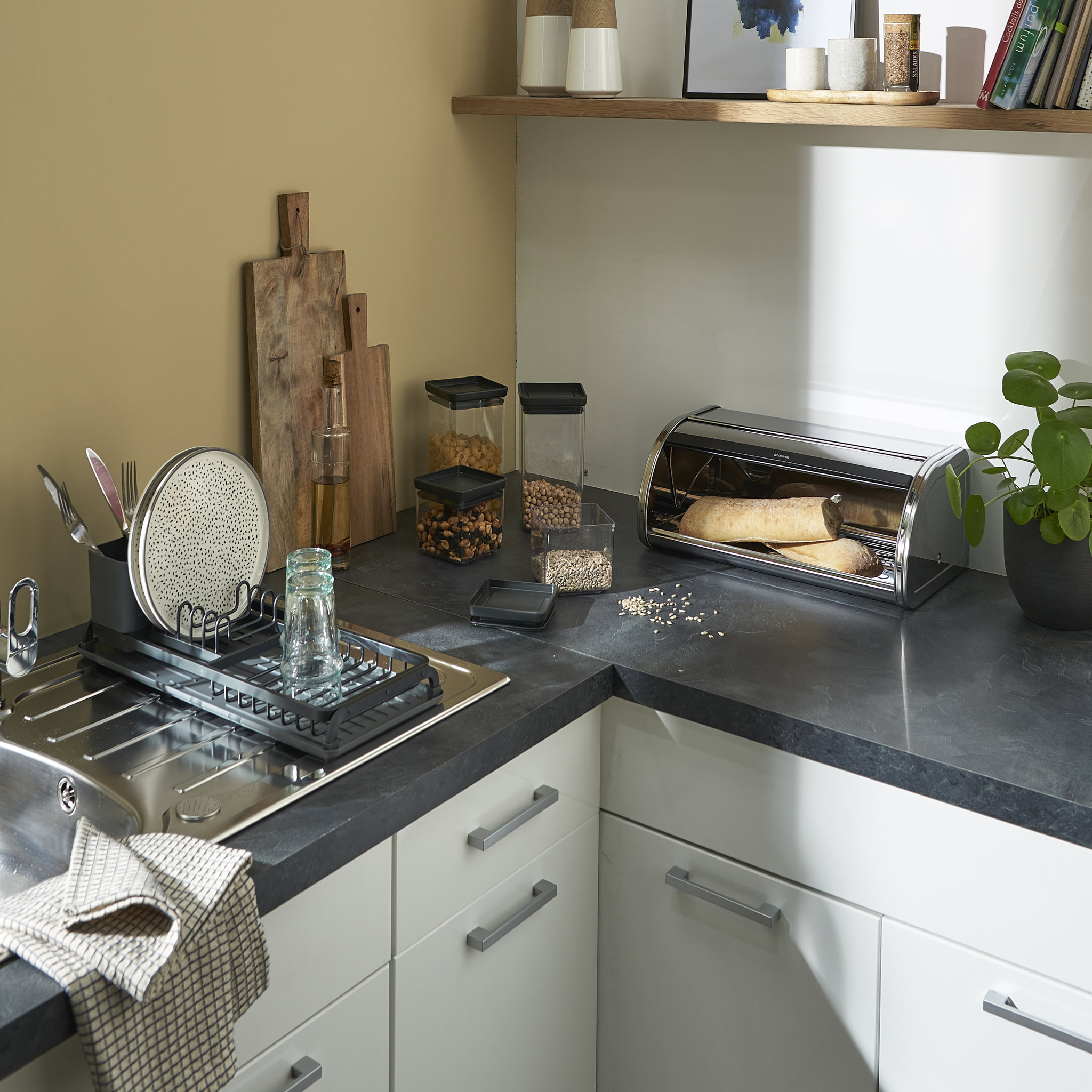 Voir la diapositive 2 : BRABANTIA Boîte à pain couvercle coulissant inox brillant