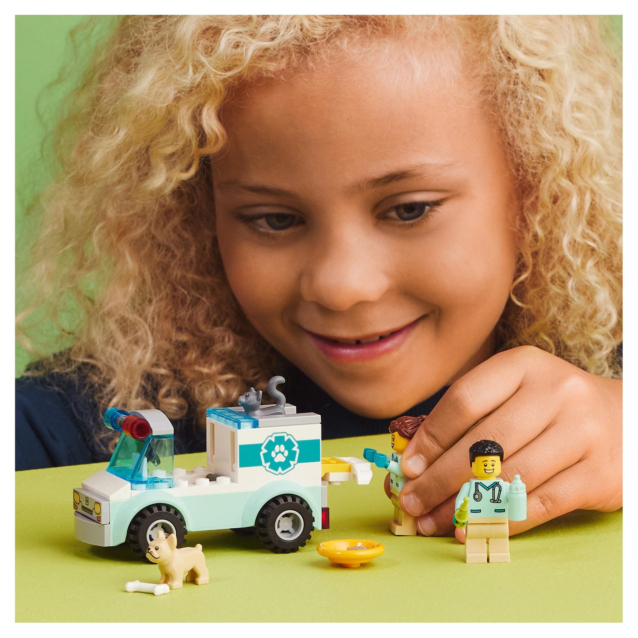 Voir la diapositive 8 : LEGO City 60382 L'intervention du véhicule vétérinaire,  Jouet Ambulance pour Animaux, avec 2 Minifigurines et Figurines Chat et Chien, Enfants 4 Ans