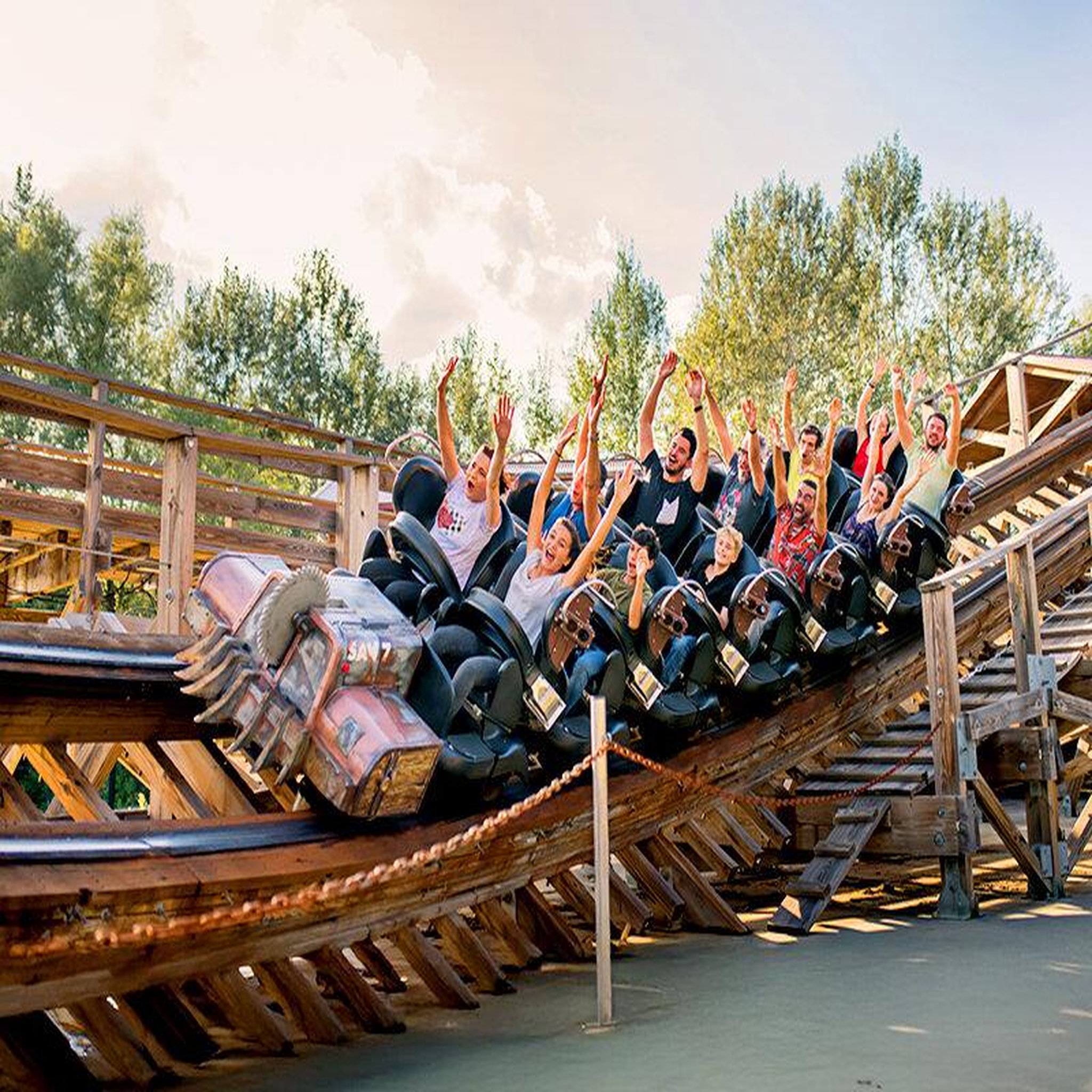 Voir la diapositive 2 : Smartbox Walibi rhône-alpes : entrées 2 adulte et nuit à la roche la roche bleue - coffret cadeau multi-thèmes