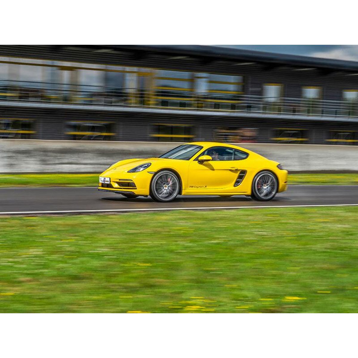 Smartbox Séance de 9 tours de pilotage sur circuit à bord de 3 voitures de sport - Coffret Cadeau Sport & Aventure