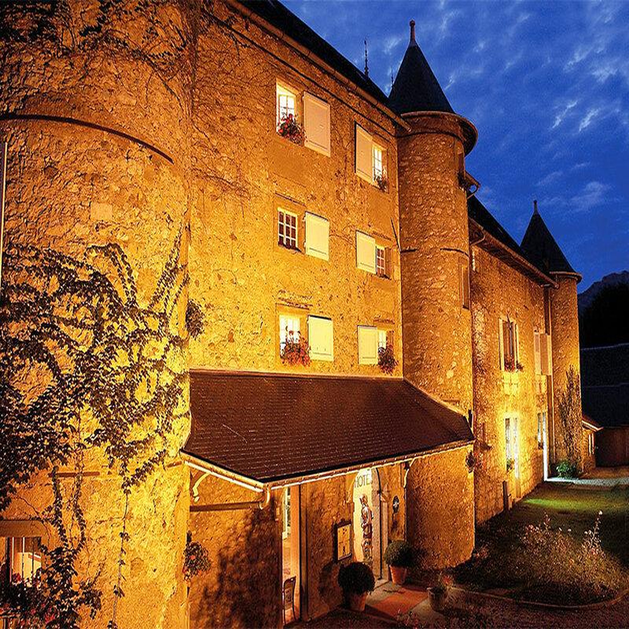 Voir la diapositive 4 : Smartbox 2 jours en suite dans un château aux portes de chambéry avec dégustation de vins - coffret cadeau séjour