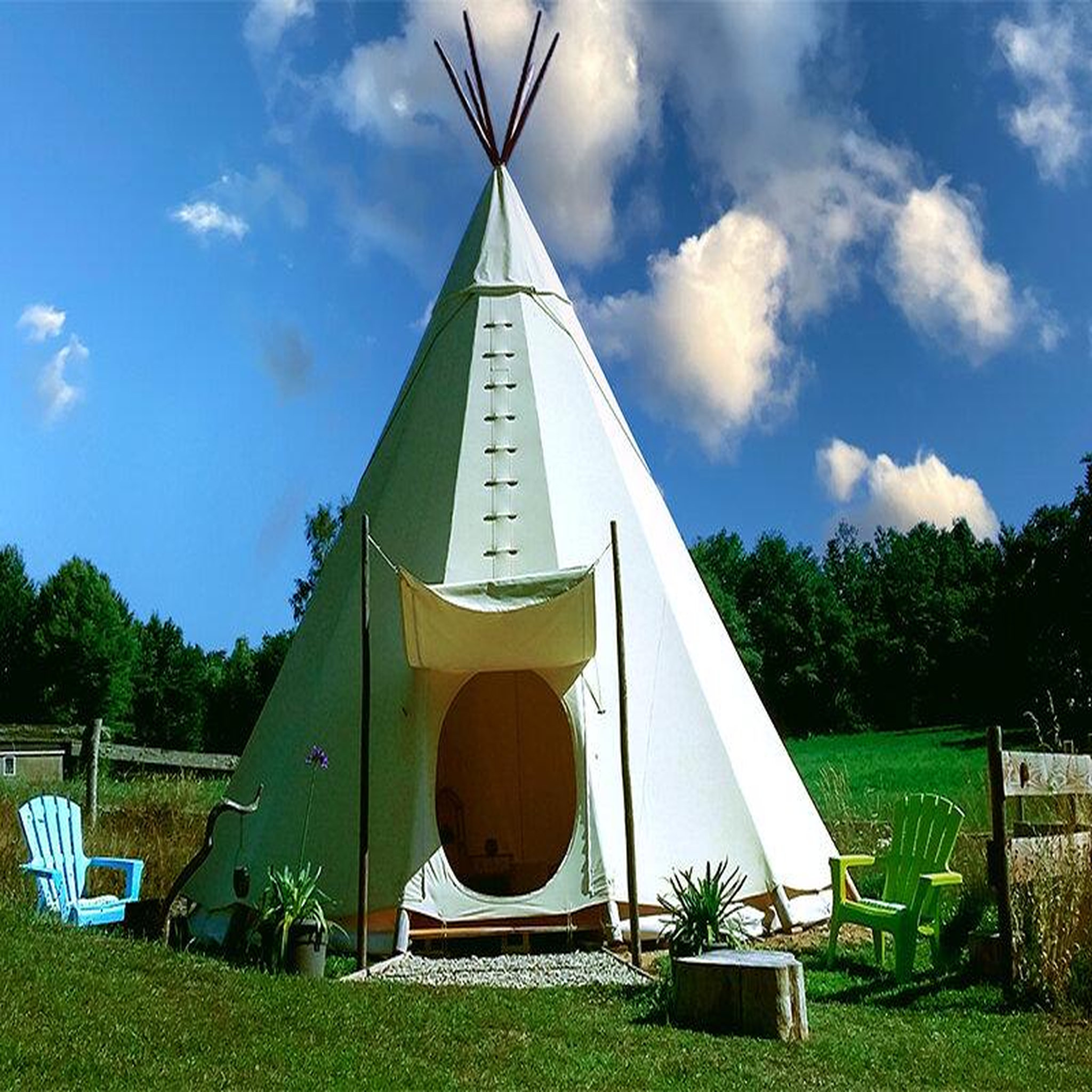 Voir la diapositive 2 : Smartbox 2 jours insolites en tipi en famille près d'aurillac - coffret cadeau séjour