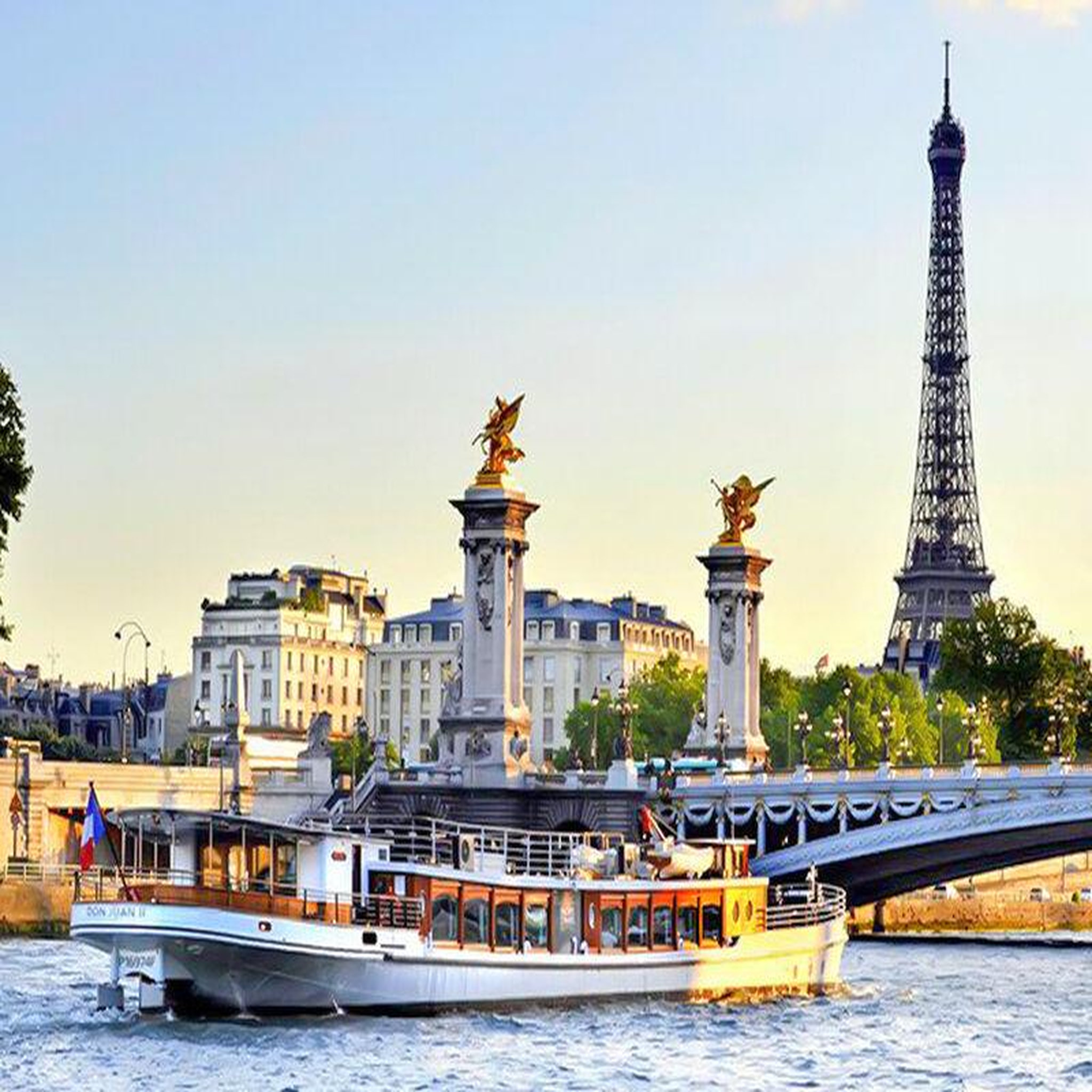 Voir la diapositive 2 : Smartbox Une journée à paris : croisière et visites en famille - coffret cadeau sport & aventure