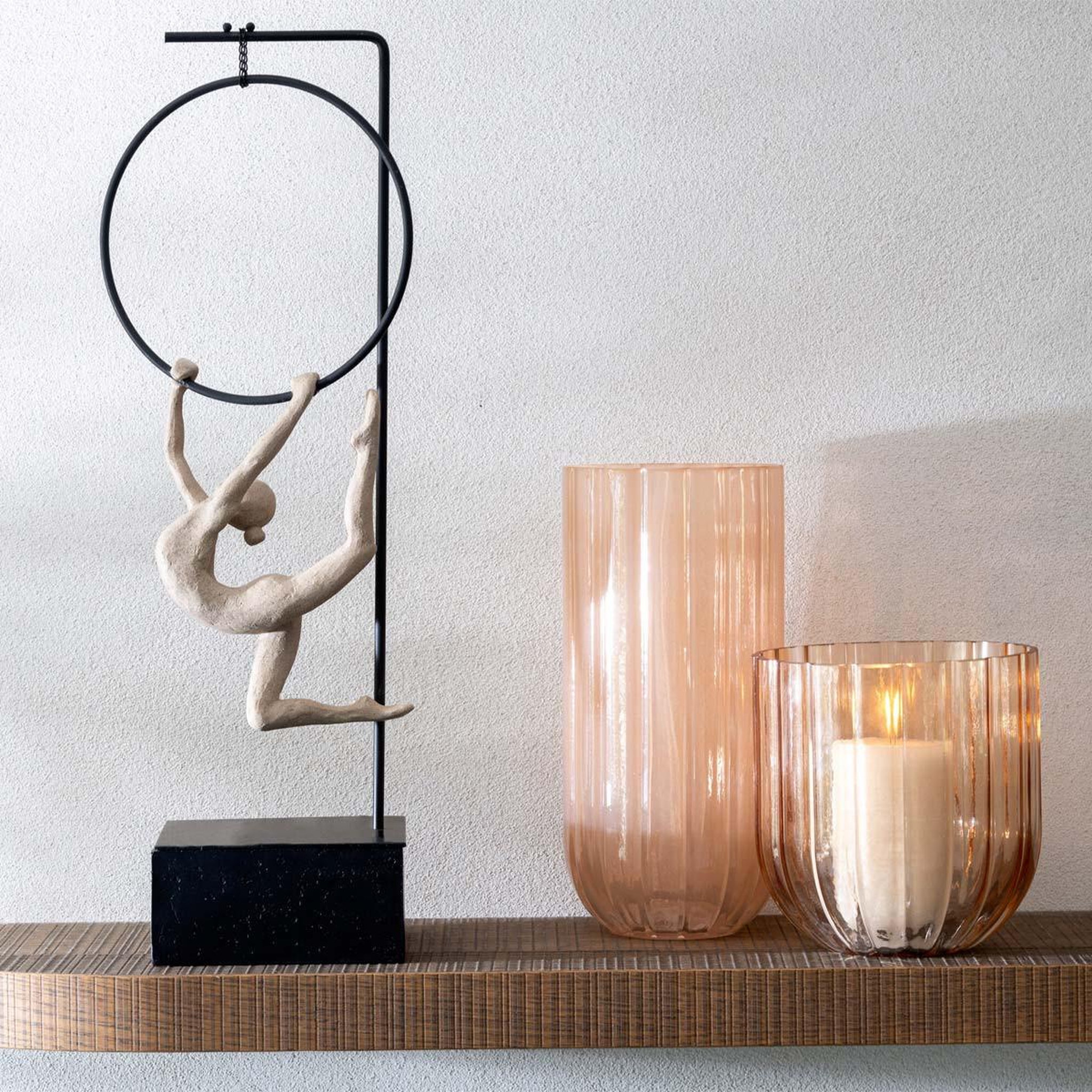 Voir la diapositive 5 : J-LINE Gymnaste cerceau sur socle  alpha  48cm beige & noir