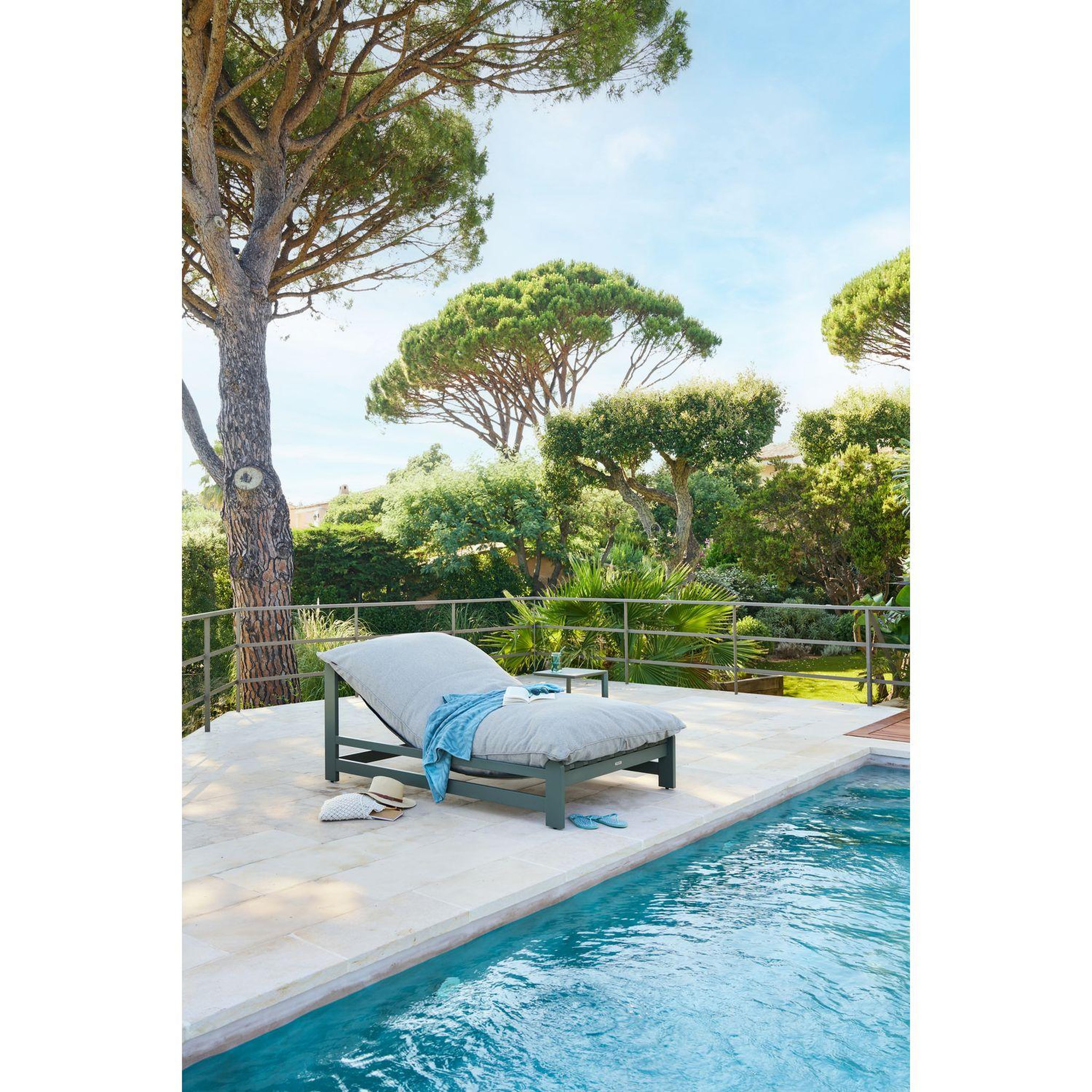 Voir la diapositive 2 : HESPERIDE Table d'appoint de jardin carrée evasion