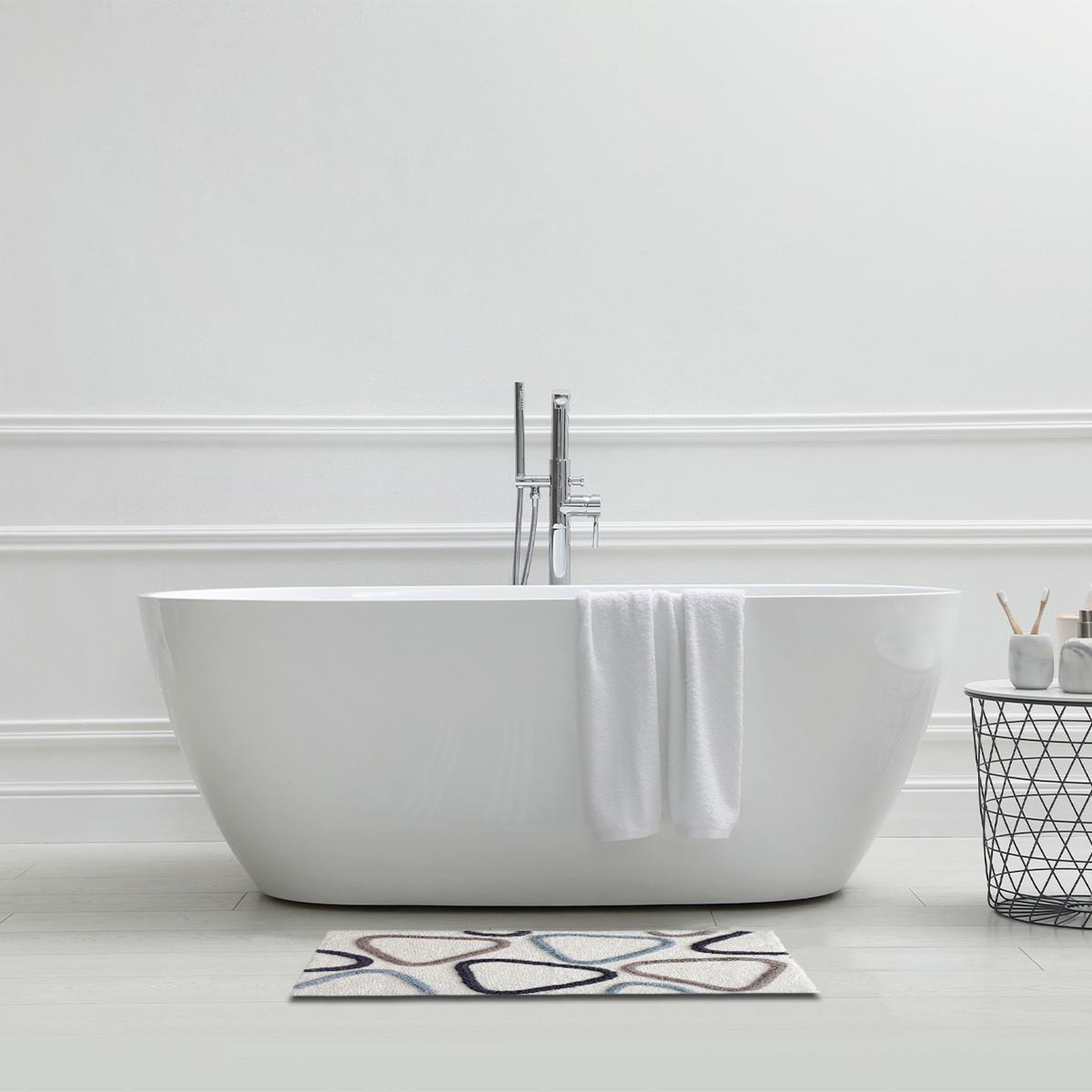 Voir la diapositive 3 : GUY LEVASSEUR Tapis de bain triangle en coton tufté 50x80cm