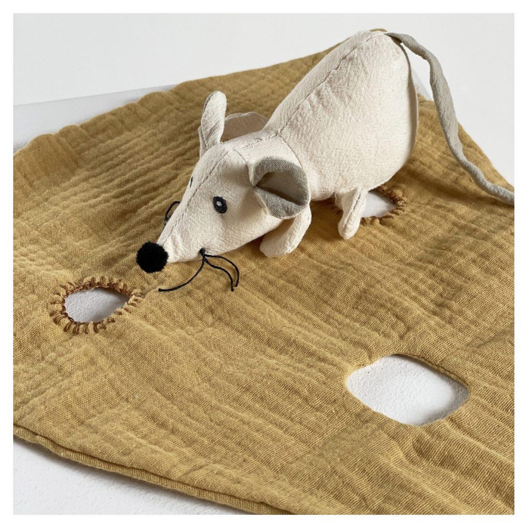 Voir la diapositive 2 : EGMONT TOYS Doudou souris en gaze de coton