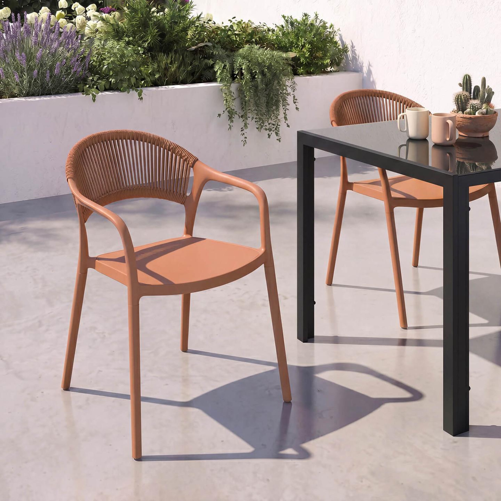 Voir la diapositive 2 : ID MARKET Lot de 4 chaises de jardin empilables odelia en polypropylène et cordage terracotta