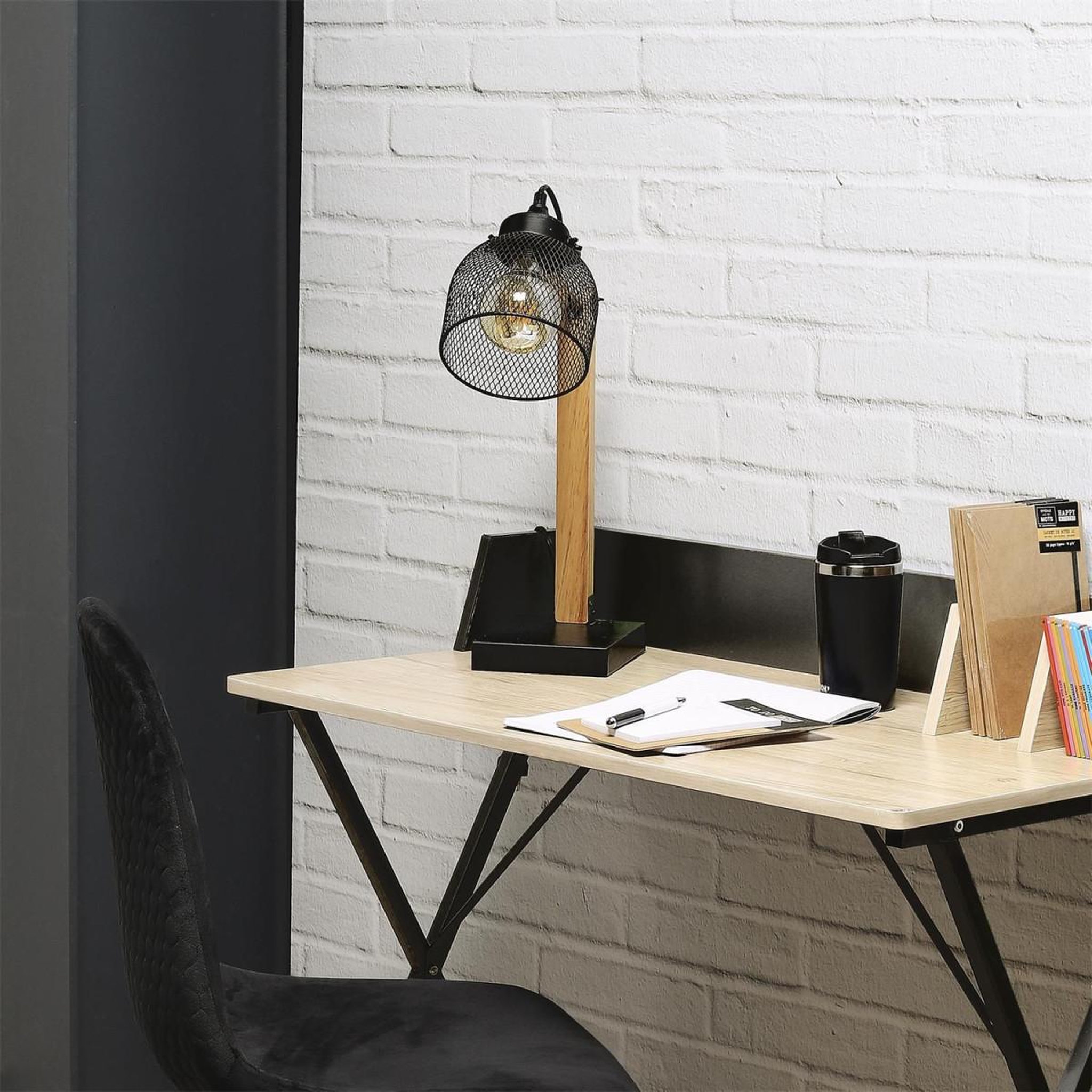 Voir la diapositive 3 : The Home Deco Factory Lampe de bureau articulée  grille  38cm naturel & noir