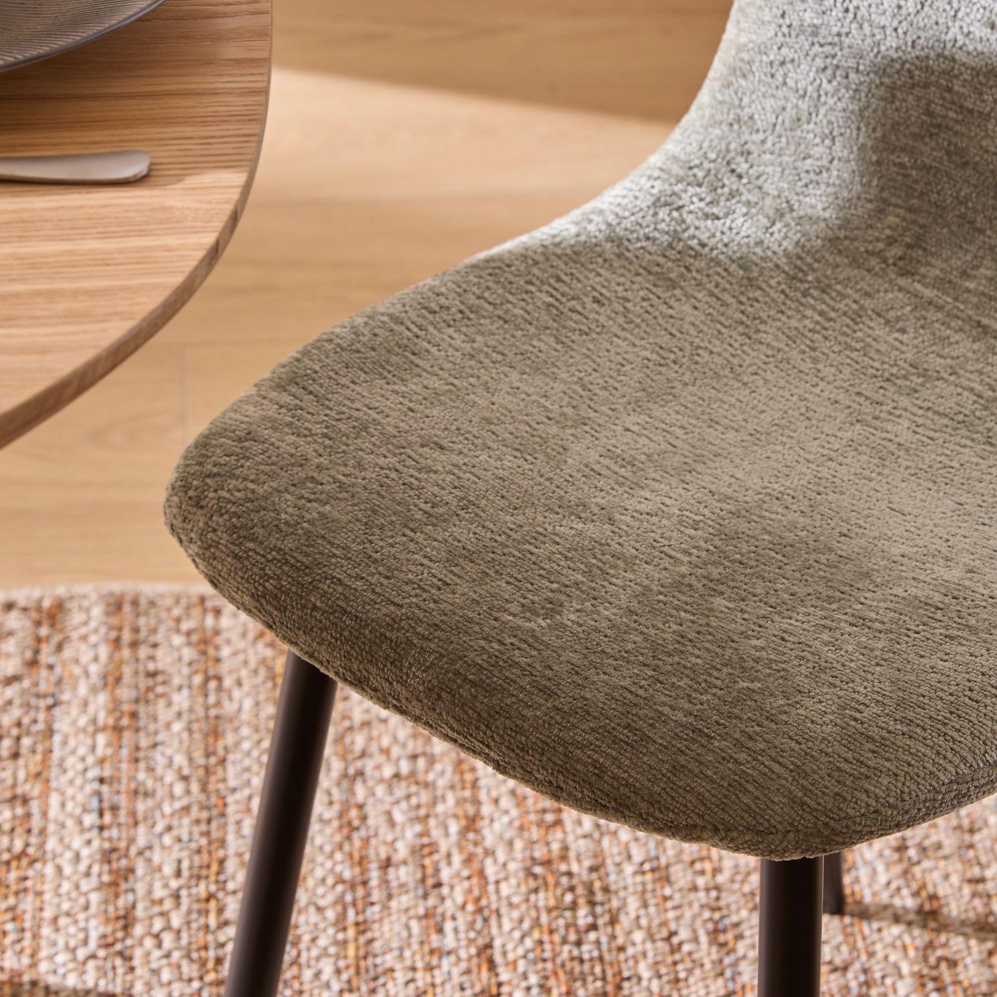 Voir la diapositive 5 : TOILINUX Lot de 4 chaises en tissu chenille et pieds métal tyka