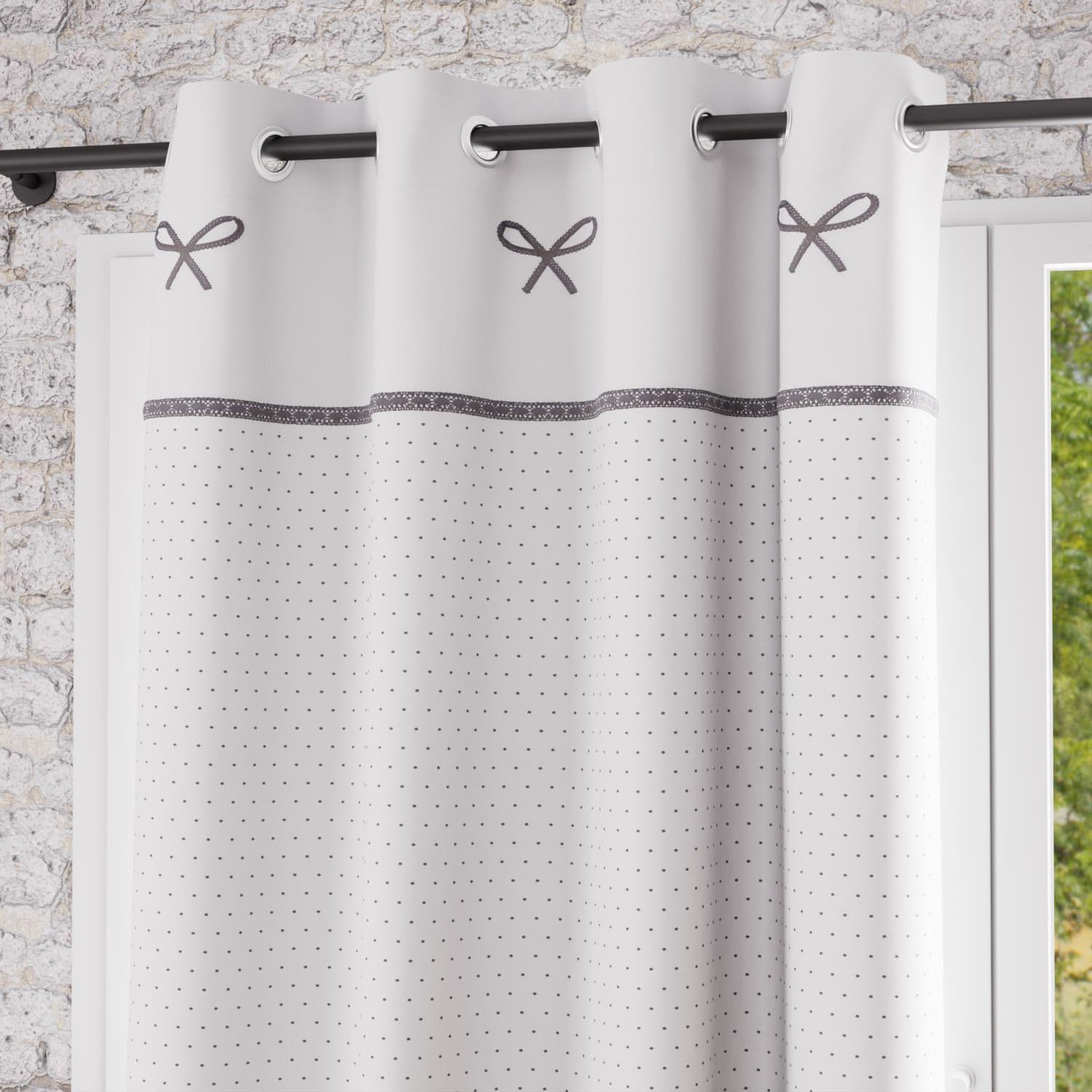 SOLEIL D'OCRE Rideau à oeillets brodé en coton 135x250 cm EMILIE, par Soleil d'ocre. Coloris disponibles : Blanc