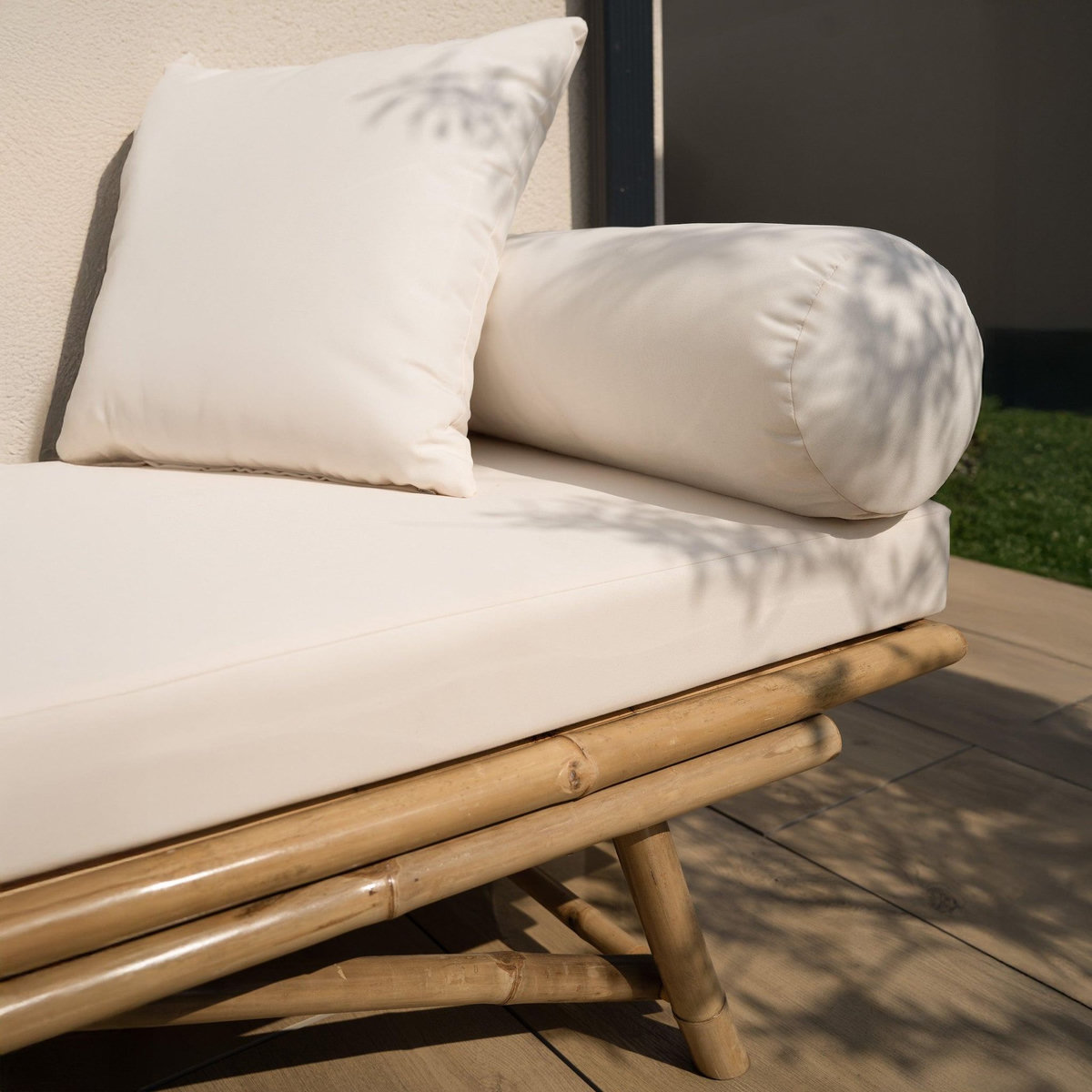 Rendez vous déco Banquette de jardin en bambou avec matelas blanc-Vadella