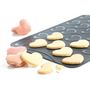Voir la diapositive 1 : MASTRAD Plaque de cuisson macarons coeurs 30X40X1 cm