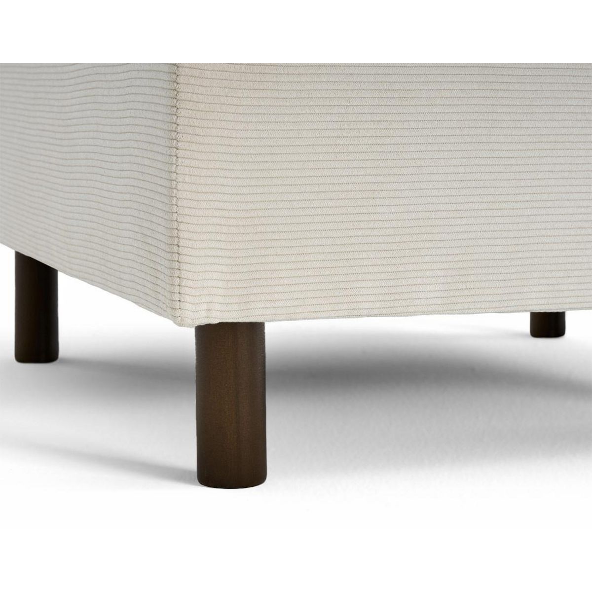 LISA DESIGN Jake - pouf en velours côtelé - pieds bois foncé