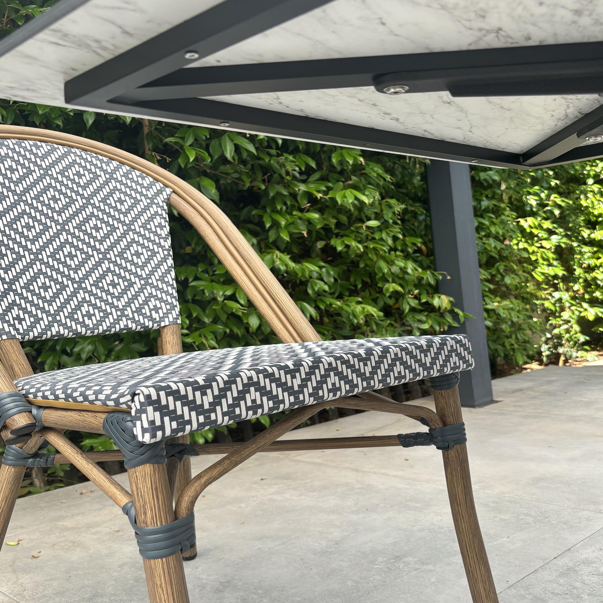 Voir la diapositive 6 : DCB GARDEN Ensemble repas de jardin en acier et plateau en HPL (2 places)