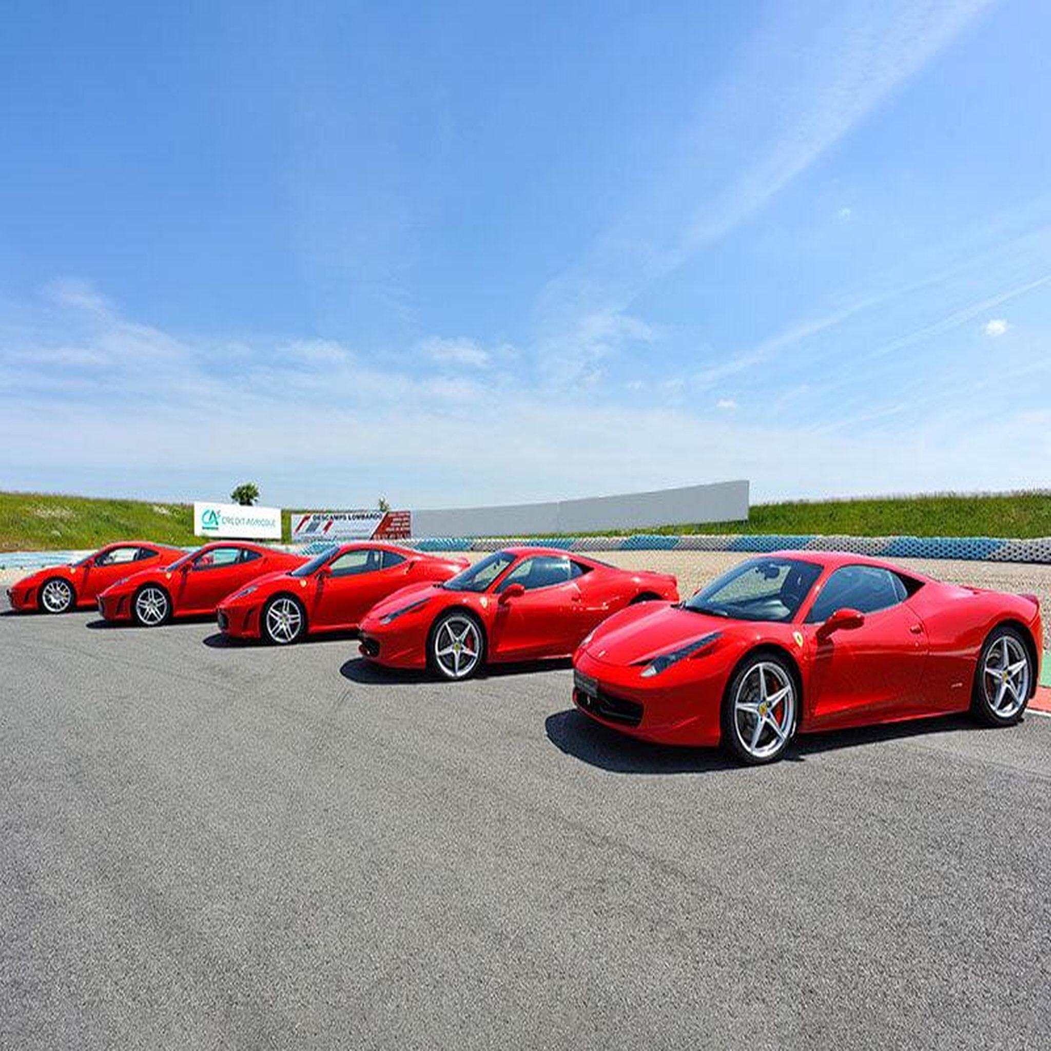Voir la diapositive 3 : Smartbox Session de pilotage d'une Ferrari lors de 2 tours de circuit - Coffret Cadeau Sport & Aventure