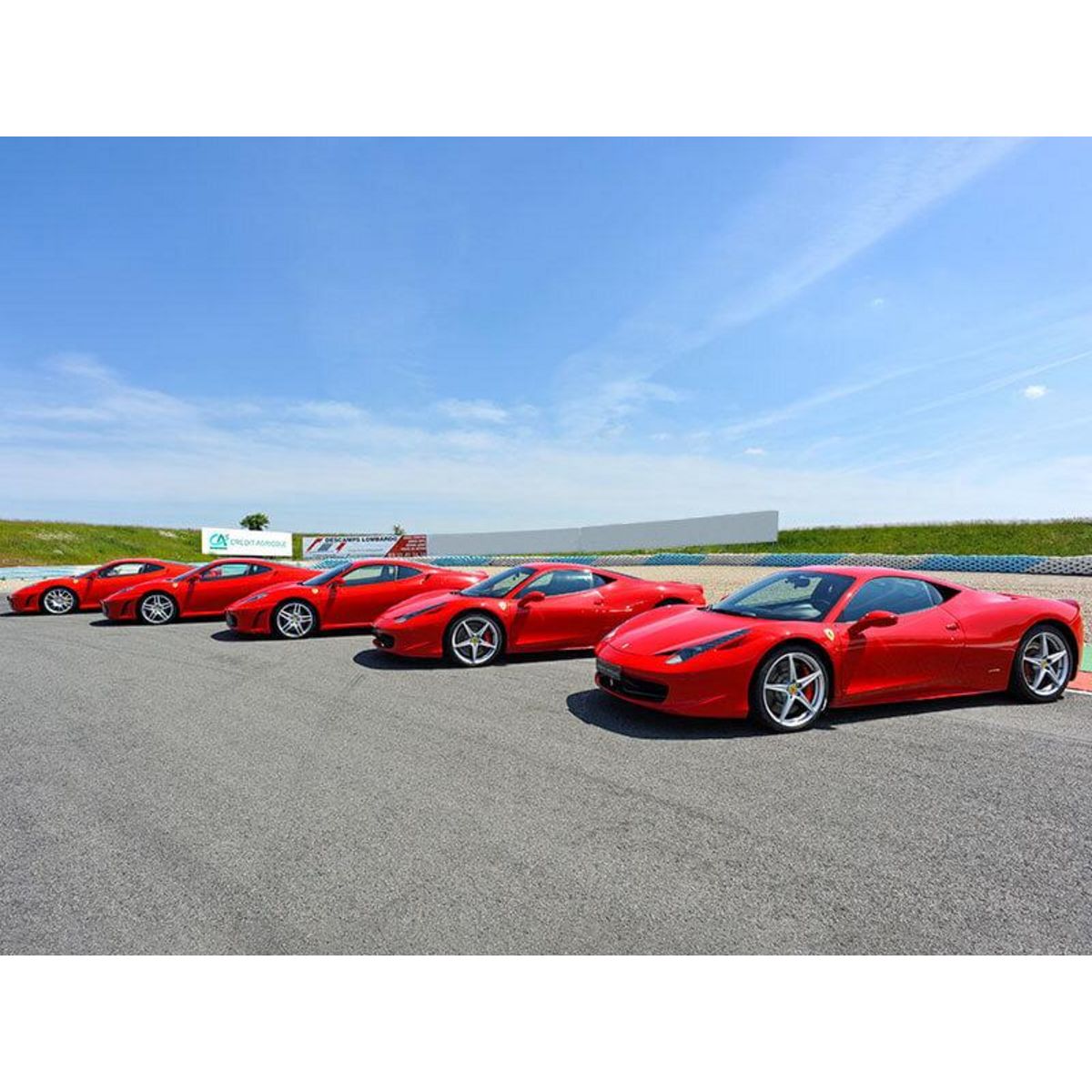 Smartbox Session de pilotage d'une Ferrari lors de 2 tours de circuit - Coffret Cadeau Sport & Aventure